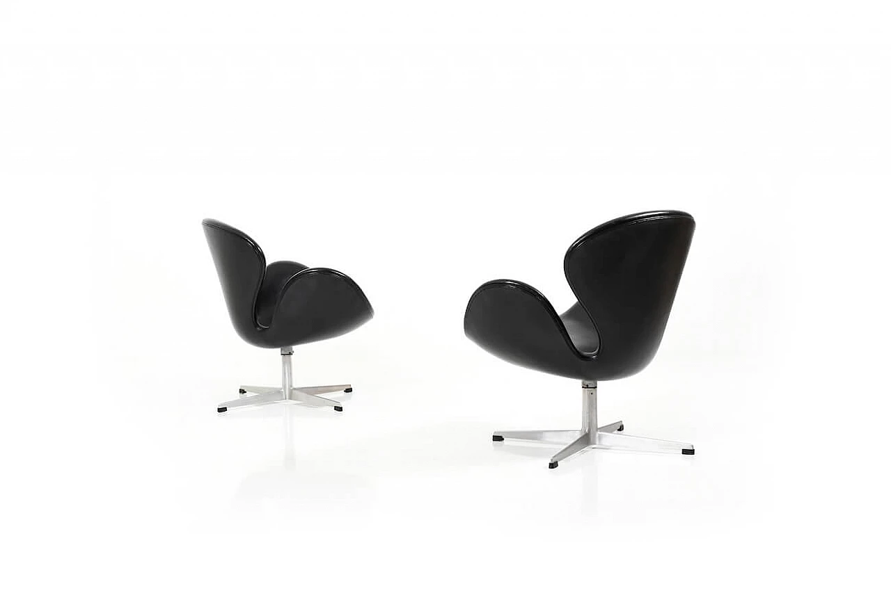 Couple of Swan Chairs by Arne Jacobsen for Fritz Hansen, restored, 1963 1080352