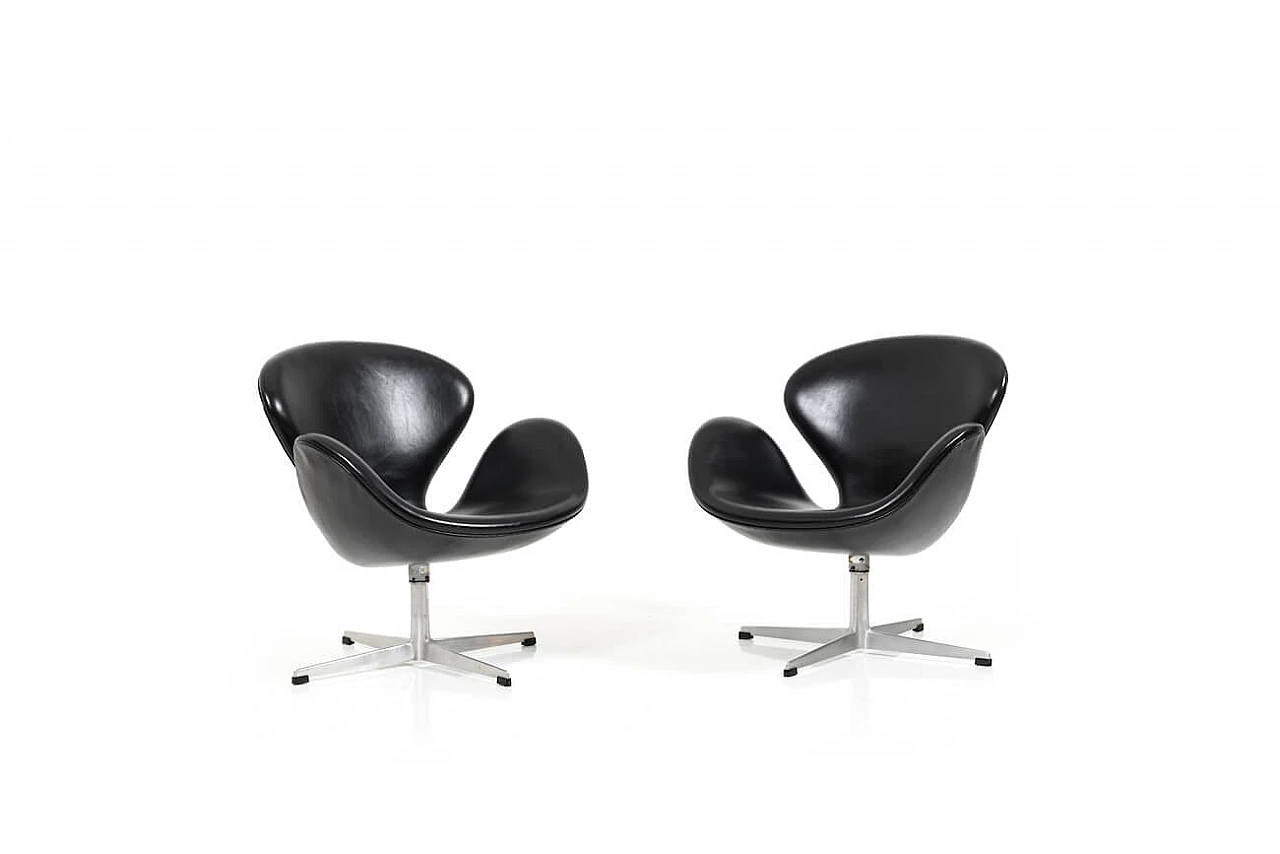 Couple of Swan Chairs by Arne Jacobsen for Fritz Hansen, restored, 1963 1080353