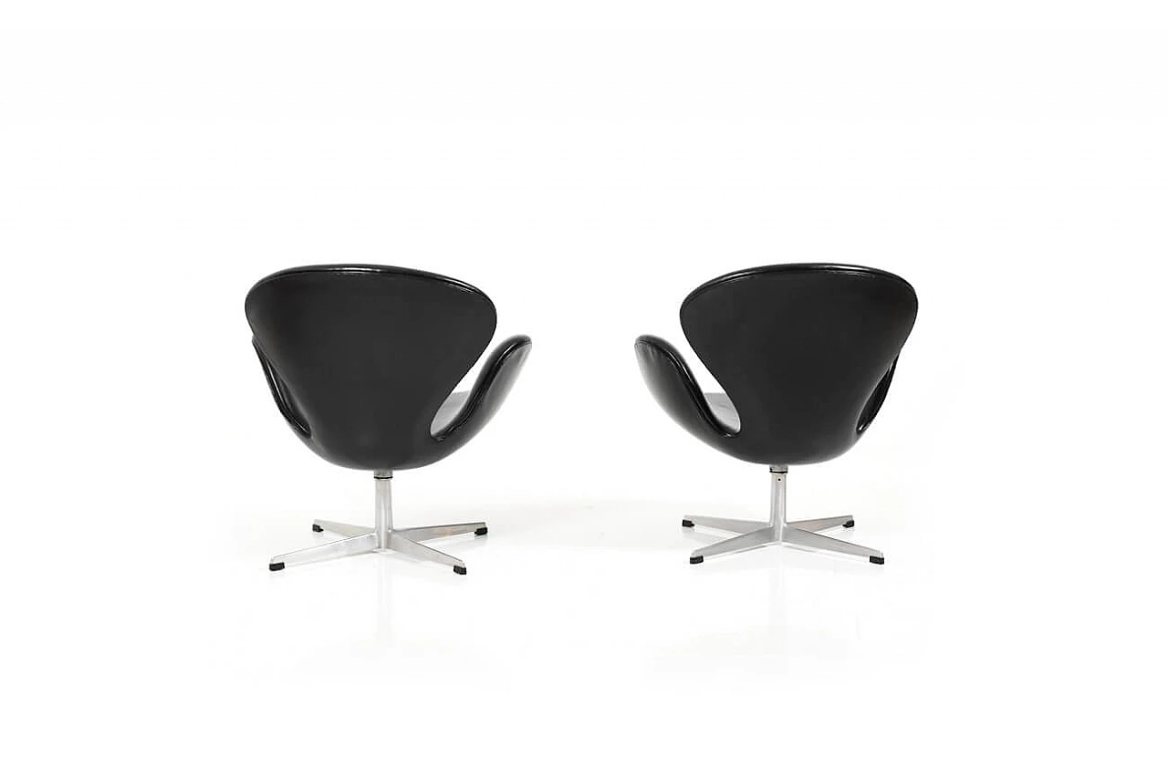 Couple of Swan Chairs by Arne Jacobsen for Fritz Hansen, restored, 1963 1080354