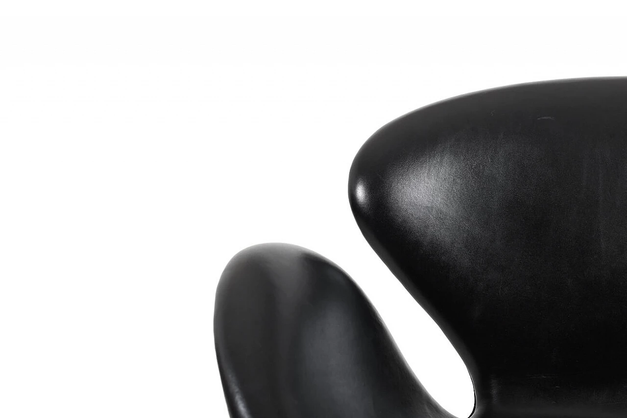 Couple of Swan Chairs by Arne Jacobsen for Fritz Hansen, restored, 1963 1080356