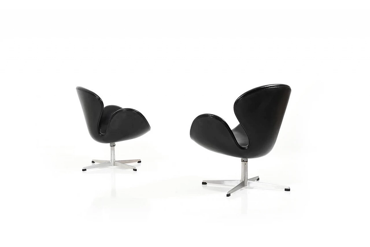 Couple of Swan Chairs by Arne Jacobsen for Fritz Hansen, restored, 1963 1080360