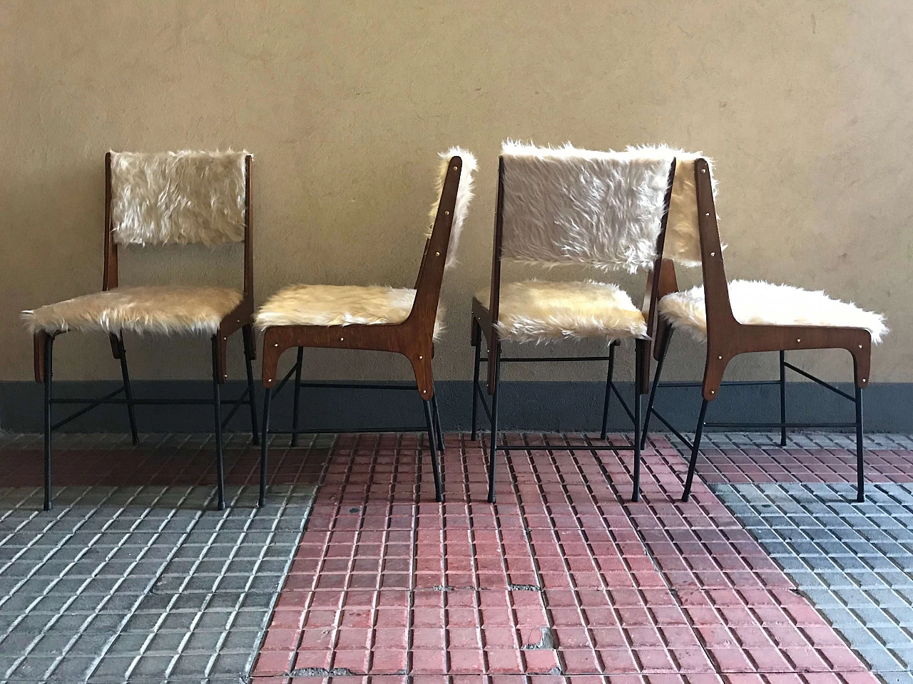 Set of 4 chairs restored with white furry upholstery, 1950s 1084276