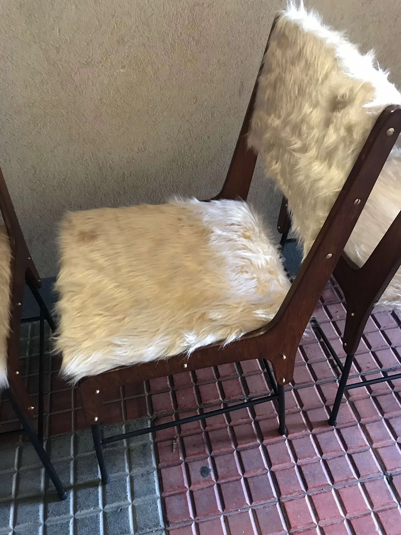 Set of 4 chairs restored with white furry upholstery, 1950s 1084277