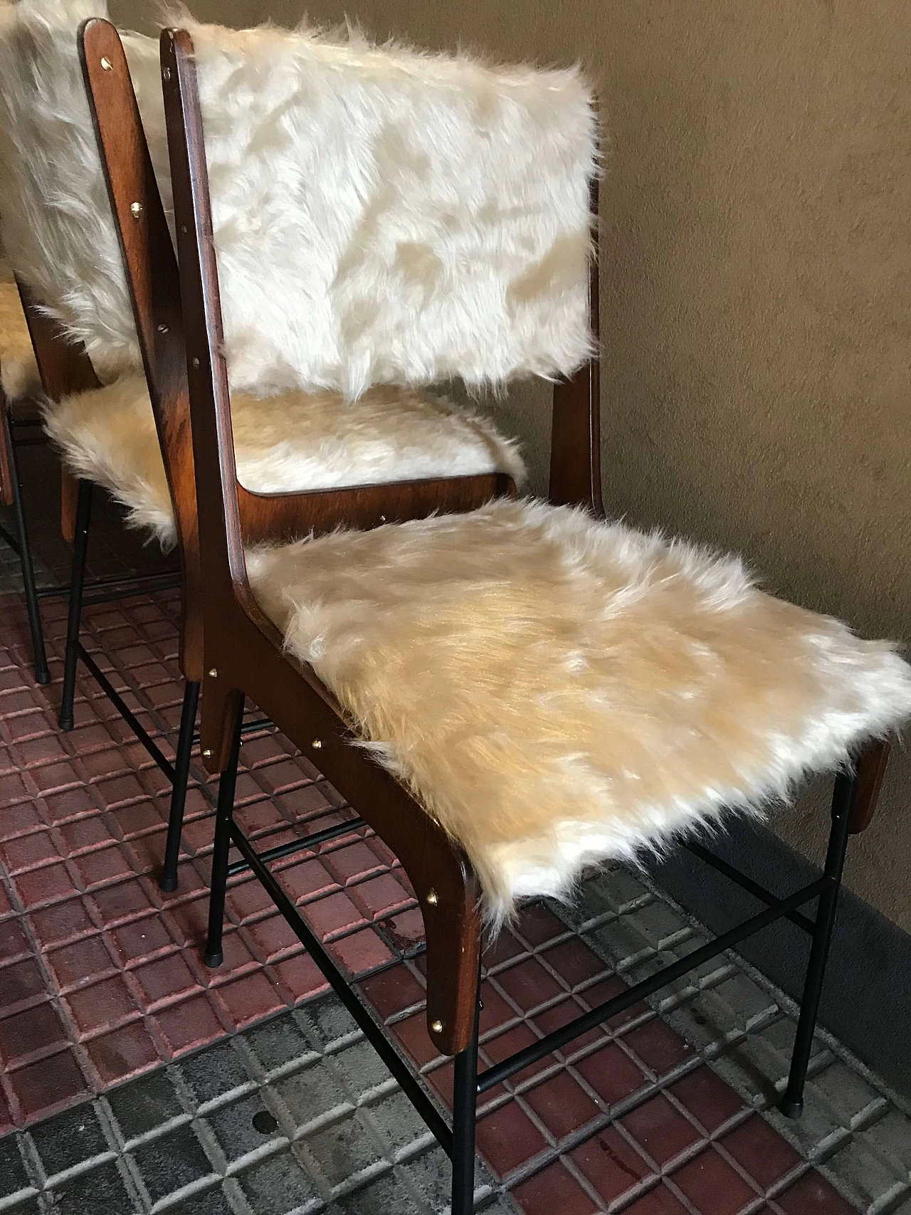 Set of 4 chairs restored with white furry upholstery, 1950s 1084280