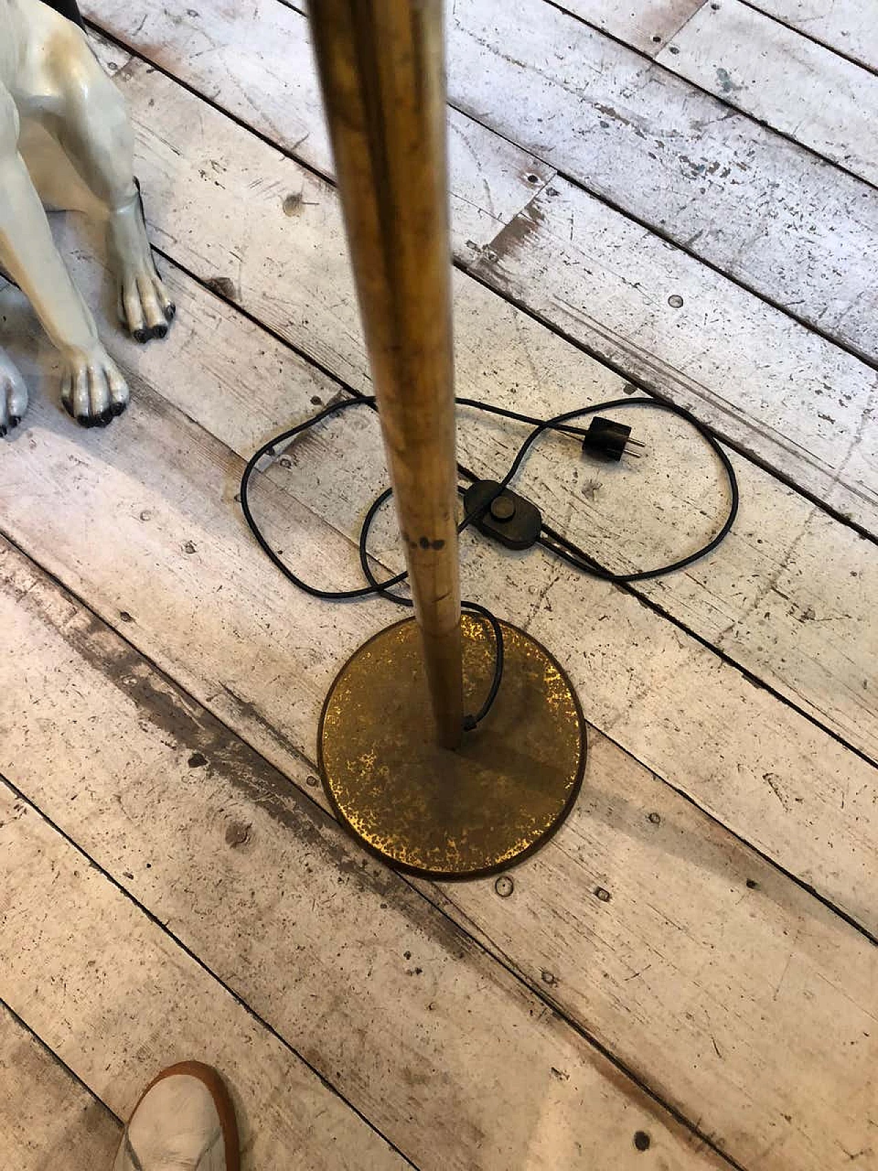 Floor lamp in brass and red glass, 1950s 1147135