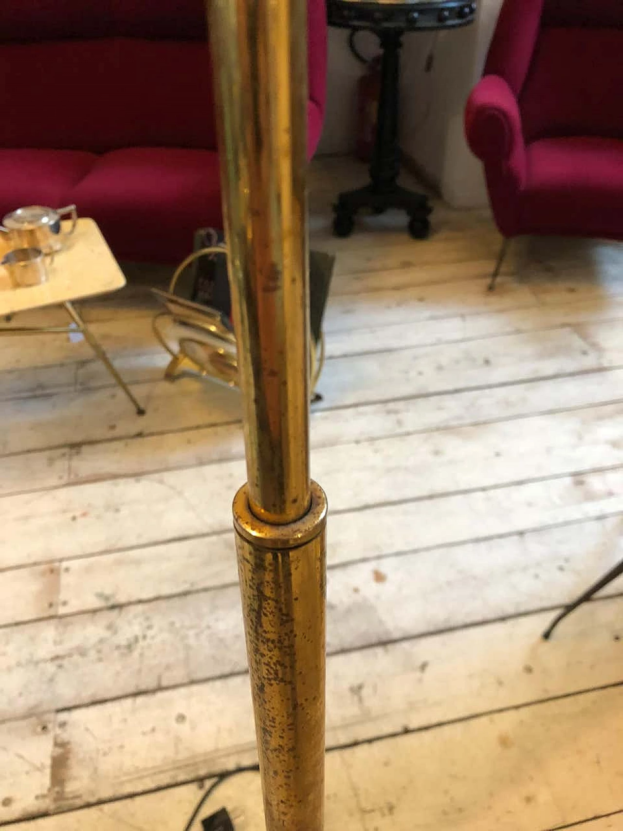 Floor lamp in brass and red glass, 1950s 1147137