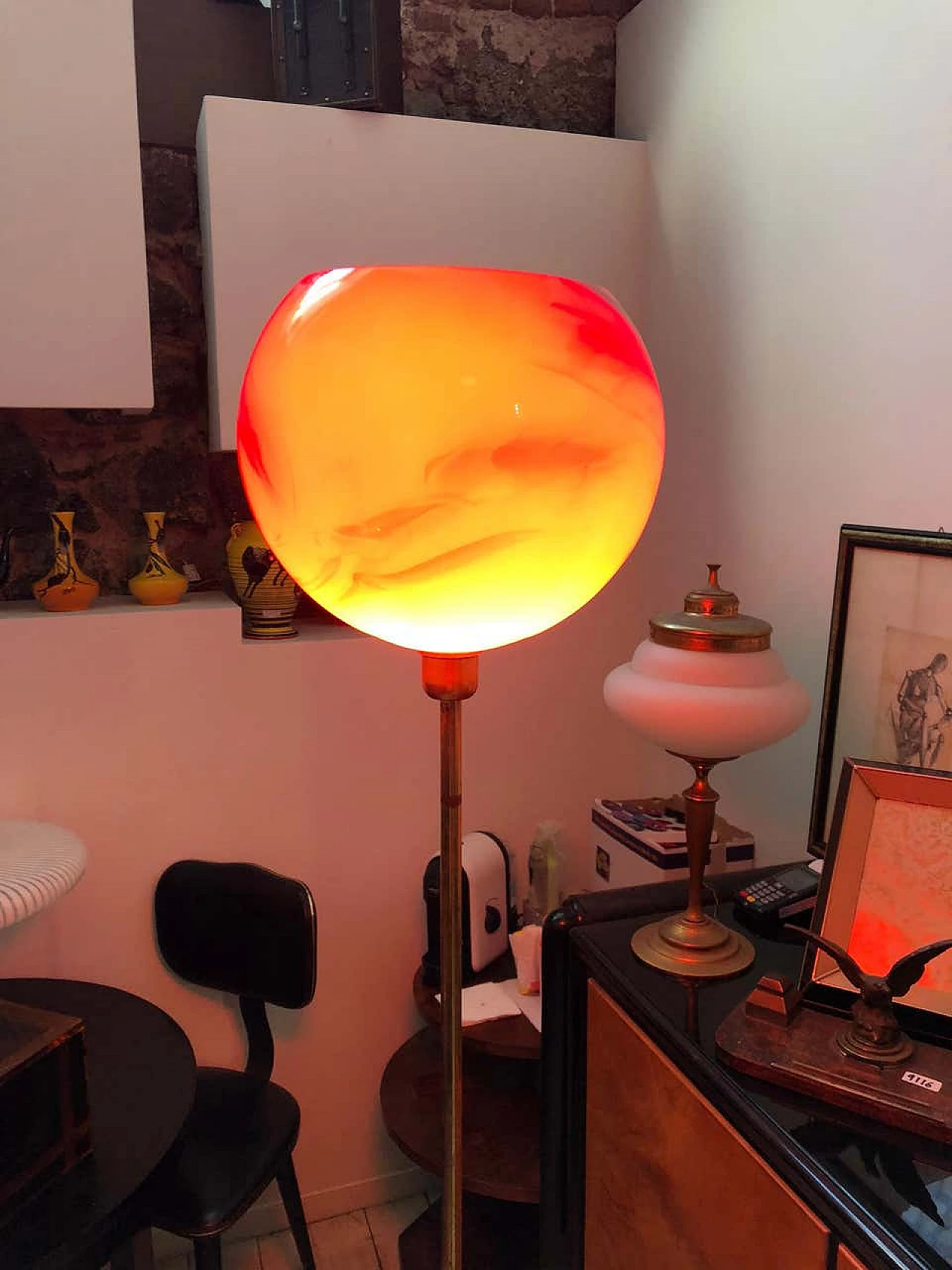 Floor lamp in brass and red glass, 1950s 1147138