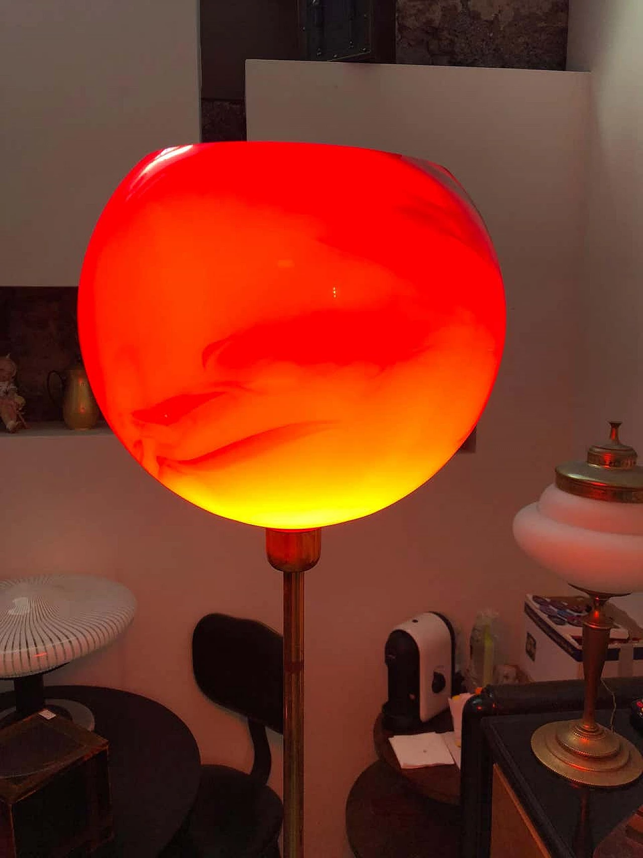 Floor lamp in brass and red glass, 1950s 1147141