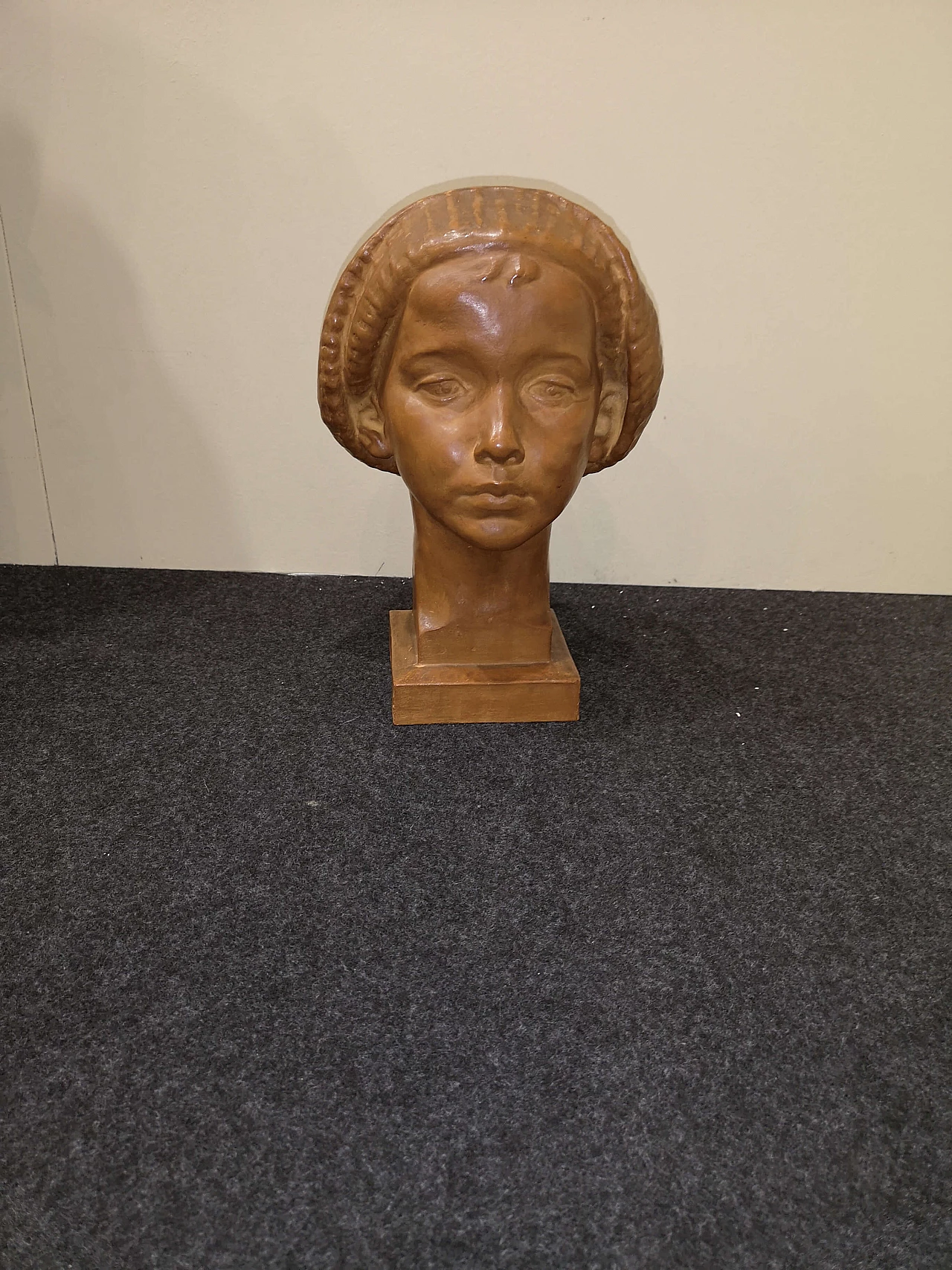 Girl's head in terracotta signed Riva, 40s 1152190