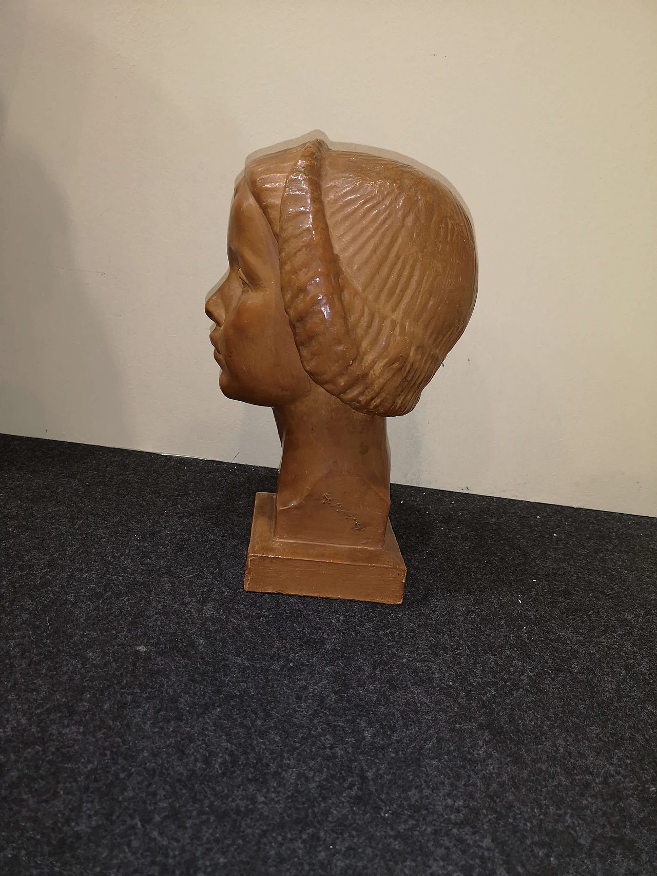 Girl's head in terracotta signed Riva, 40s 1152191