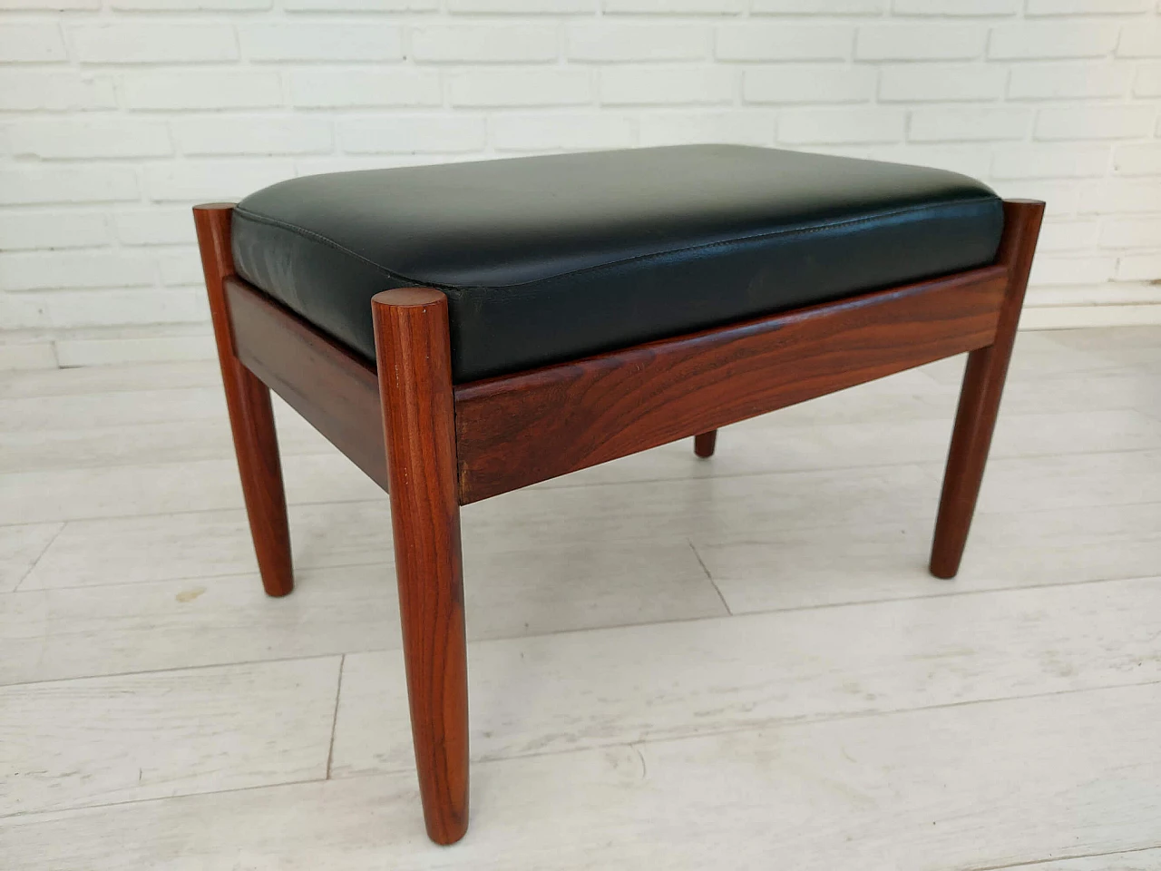 Poltrona danese con sgabello in legno di teak, anni '60 1152873