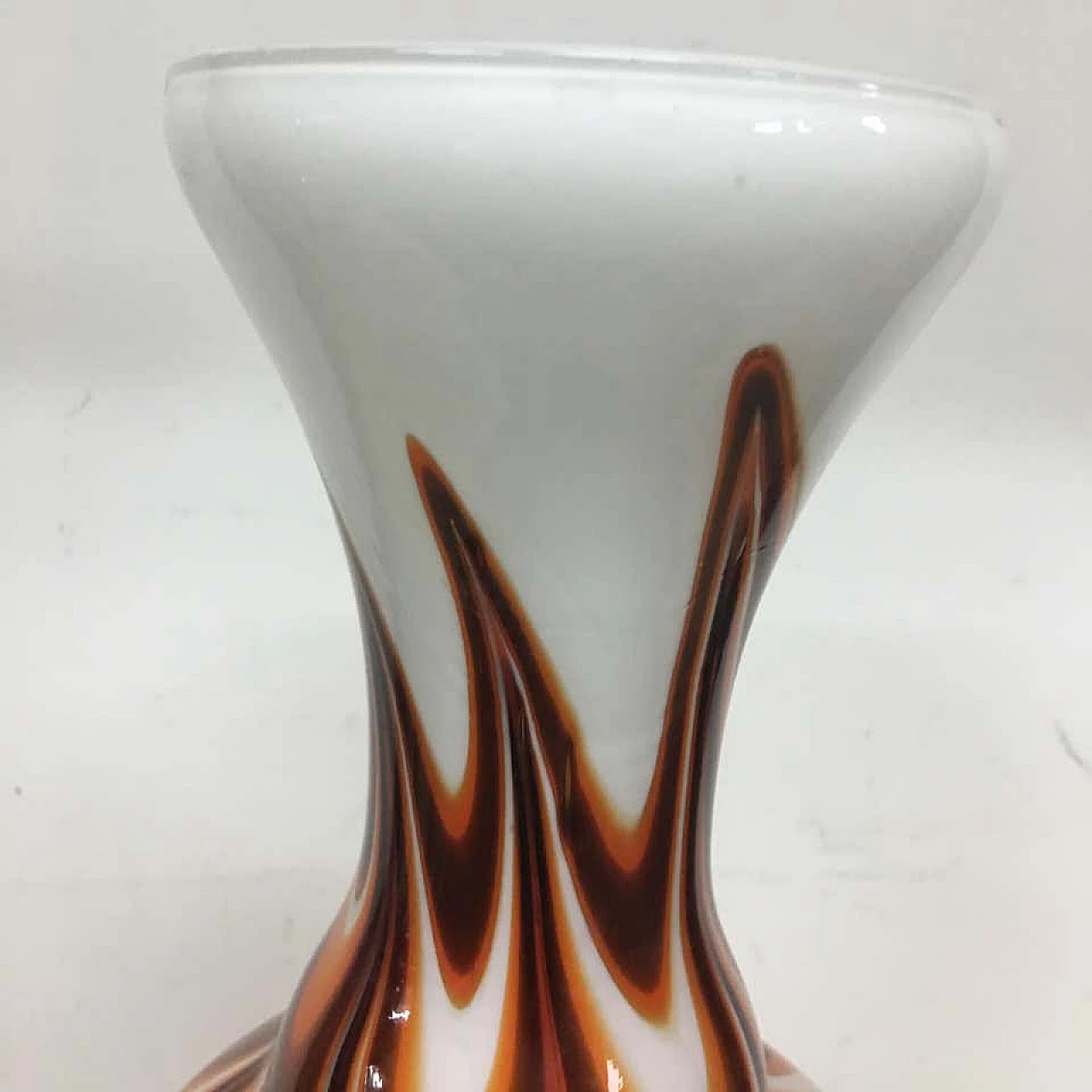 Vaso di Carlo Moretti in vetro opalino bianco, arancione e marrone, anni '70 1159645