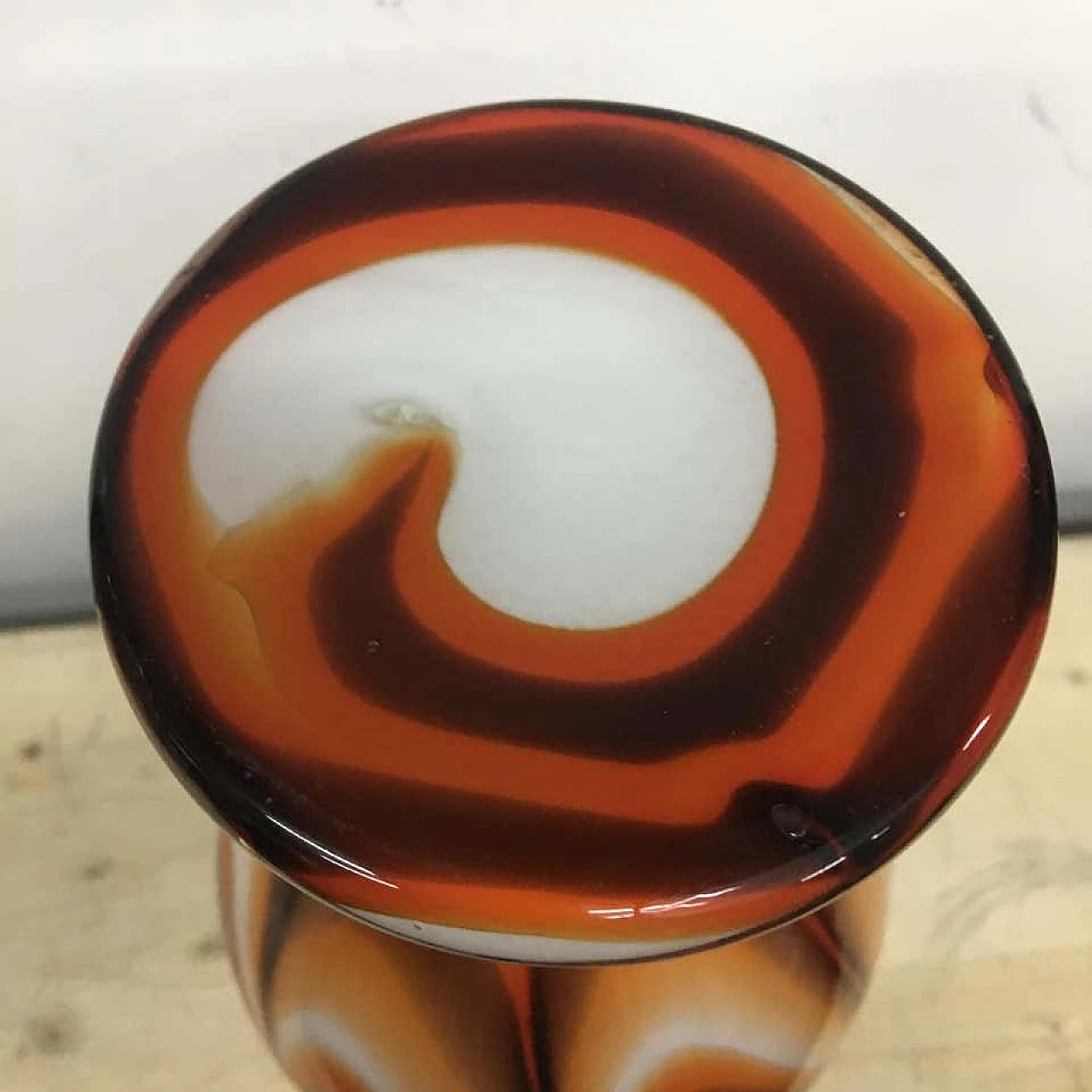 Vaso di Carlo Moretti in vetro opalino bianco, arancione e marrone, anni '70 1159651