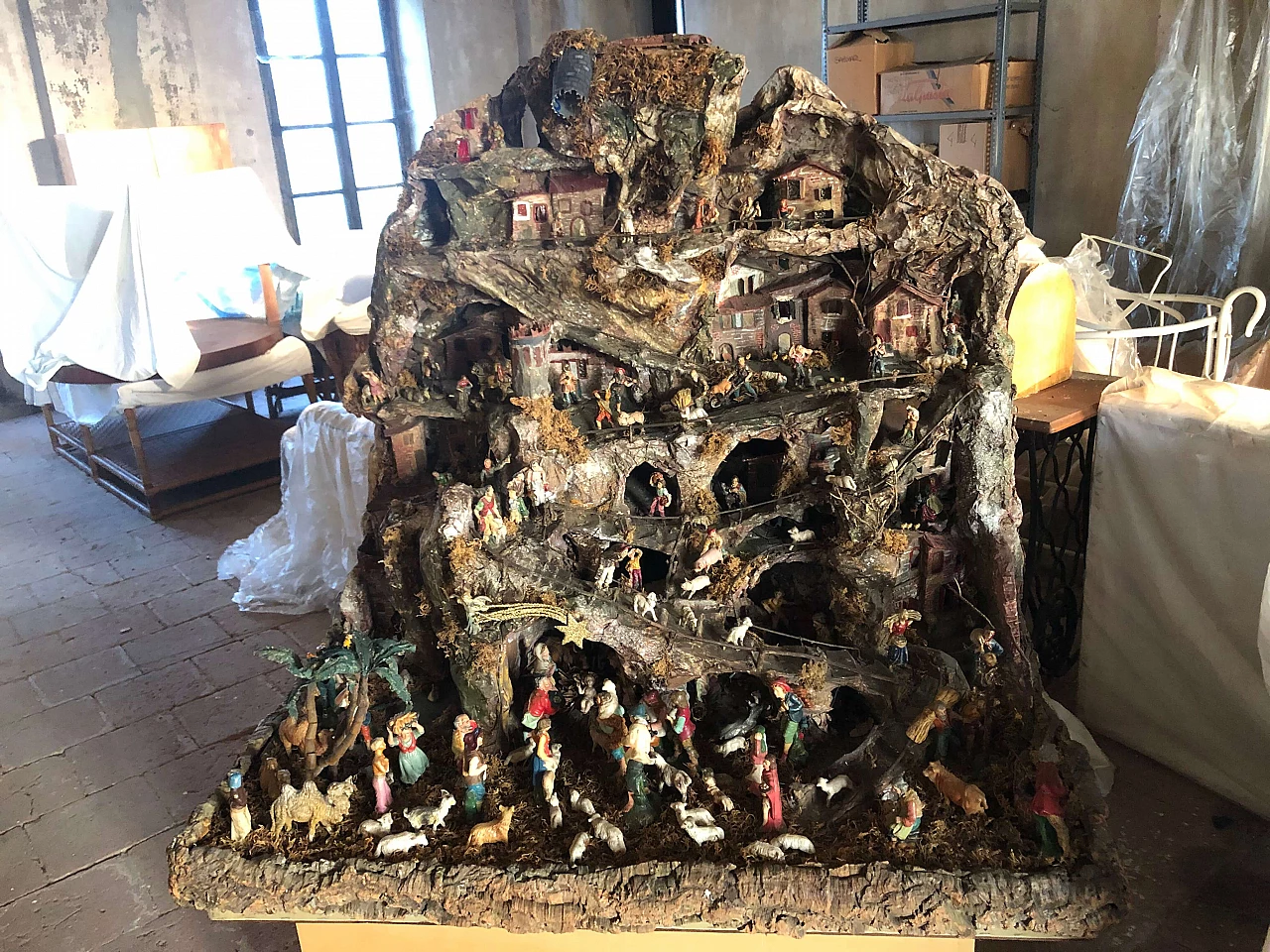 Presepio di origine napoletana in cartapesta e statuine, anni '60 1162949