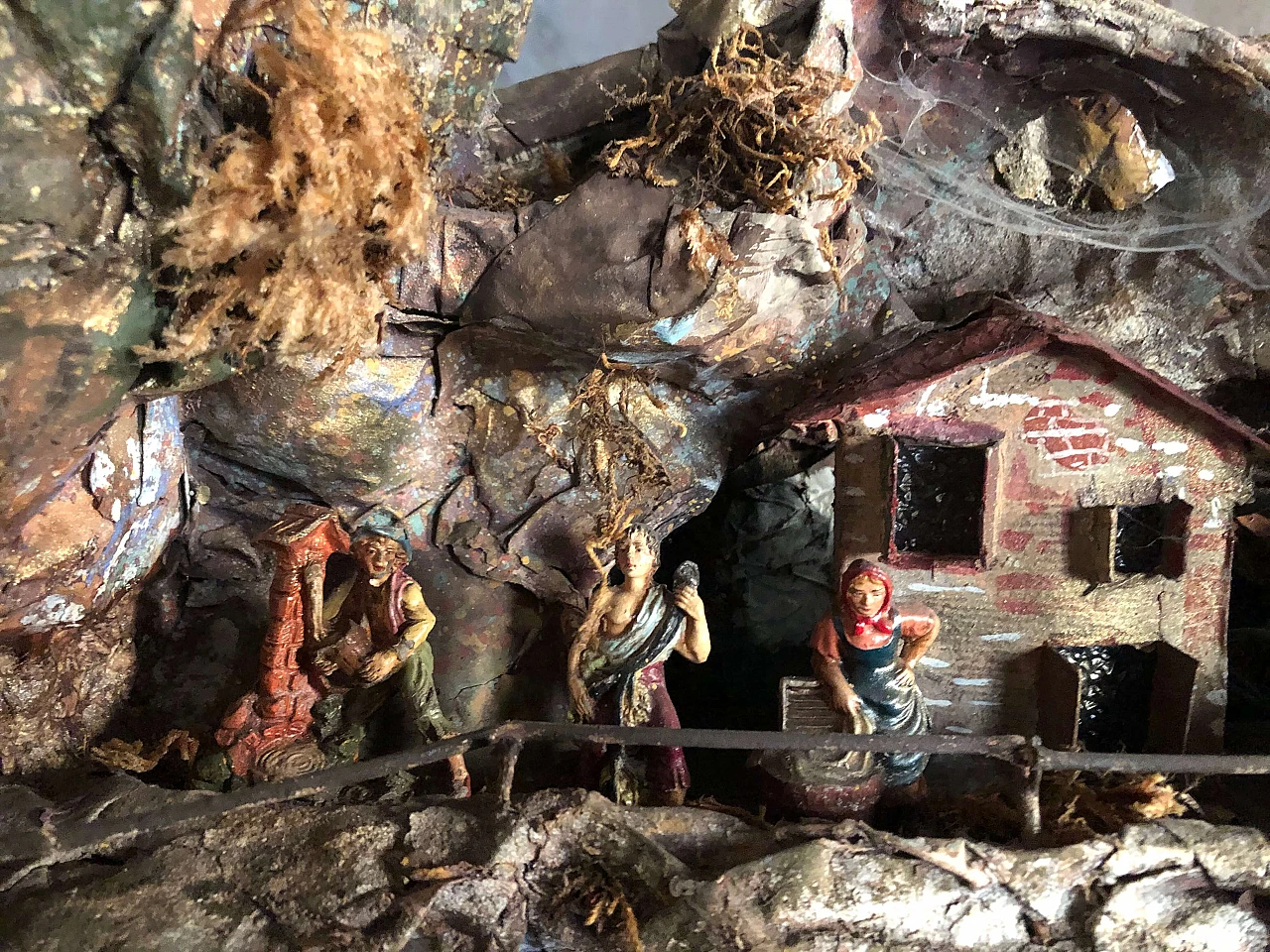 Presepio di origine napoletana in cartapesta e statuine, anni '60 1162960