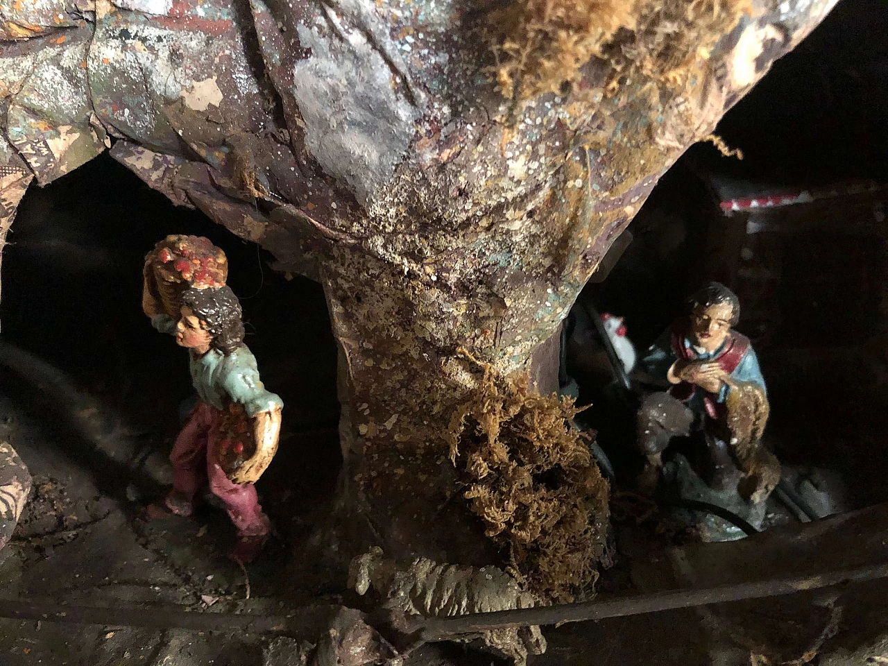 Presepio di origine napoletana in cartapesta e statuine, anni '60 1162979