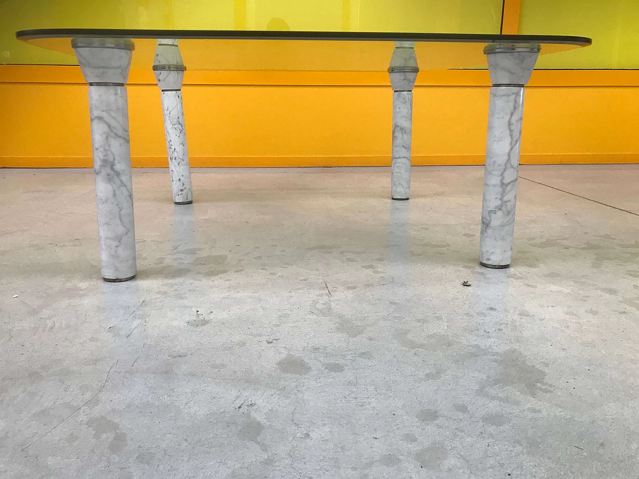 Tavolino da salotto con piano in vetro molato e 4 colonne in marmo, anni '60 1166108