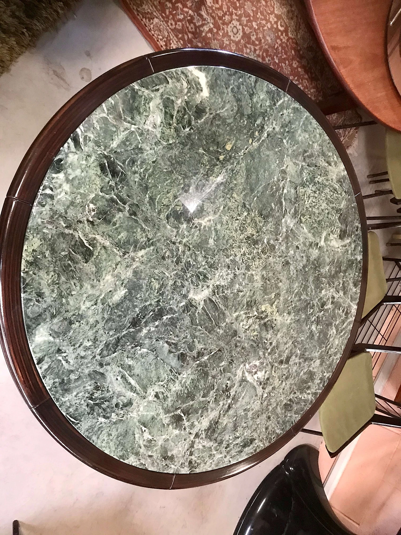 Tavolo rotondo laccato FintoLegno con piano in marmo Verde Alpi incassato, anni '70 1166120