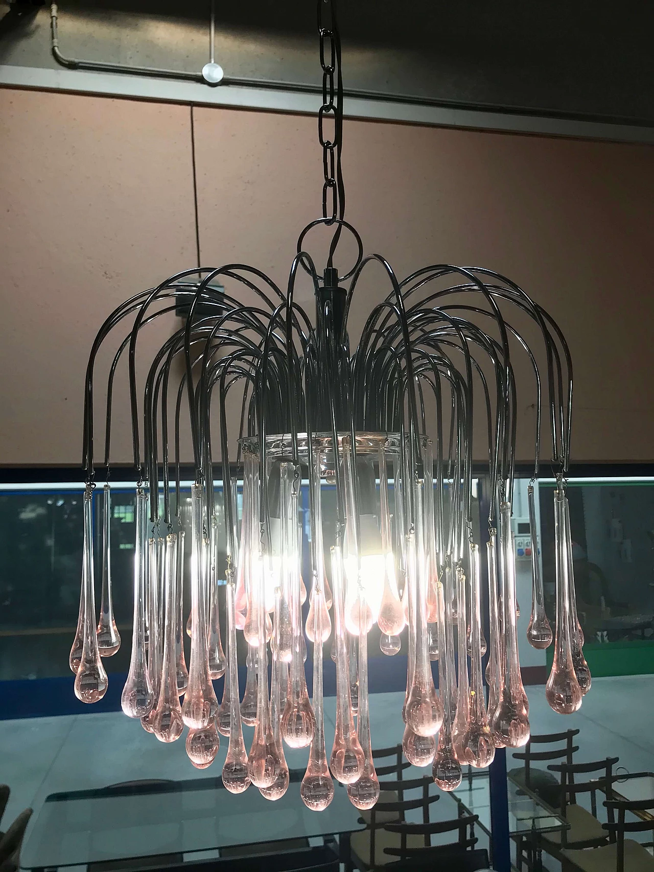 Lampadario Vistosi a cascata in metallo cromato gocce di Murano rosa, anni '70 1166150