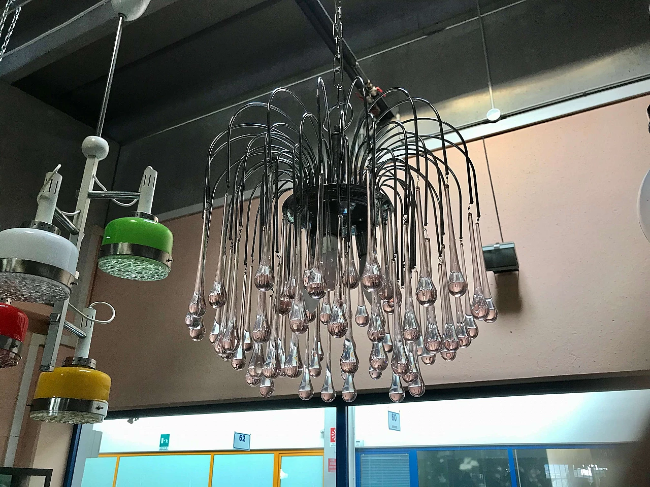 Lampadario Vistosi a cascata in metallo cromato gocce di Murano rosa, anni '70 1166152