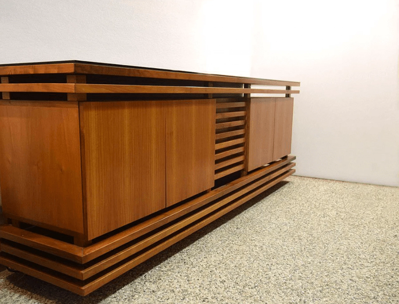 Credenza in noce con piano in vetro nero, anni '70 1169178