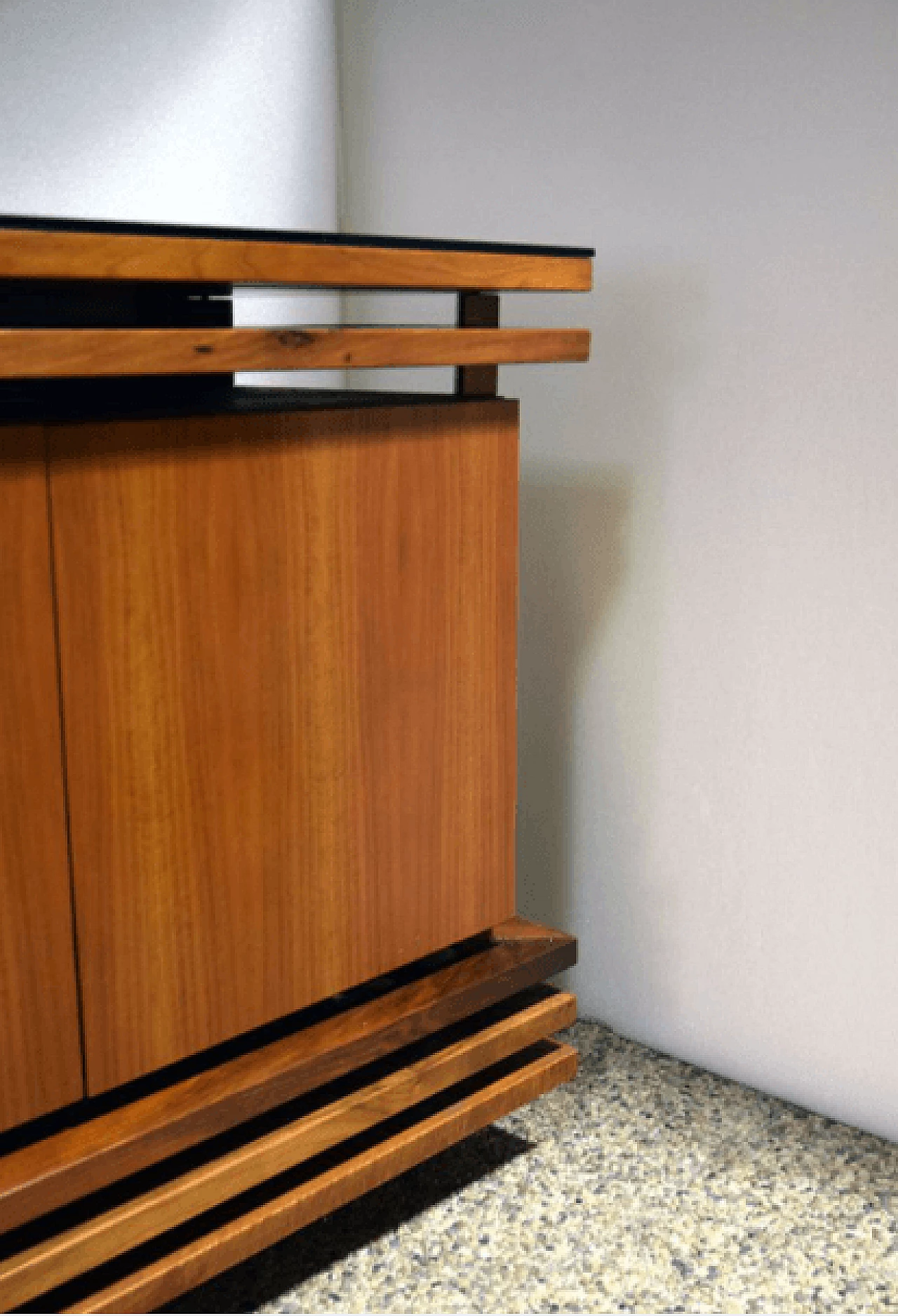 Credenza in noce con piano in vetro nero, anni '70 1169181