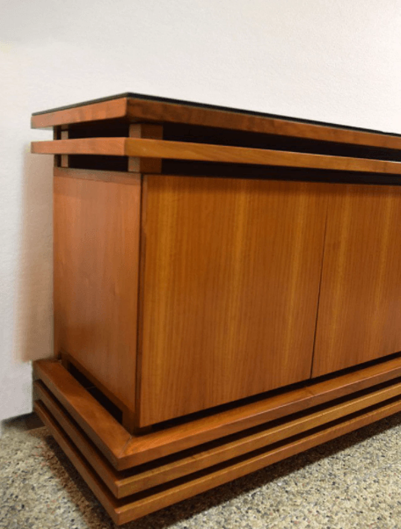 Credenza in noce con piano in vetro nero, anni '70 1169184