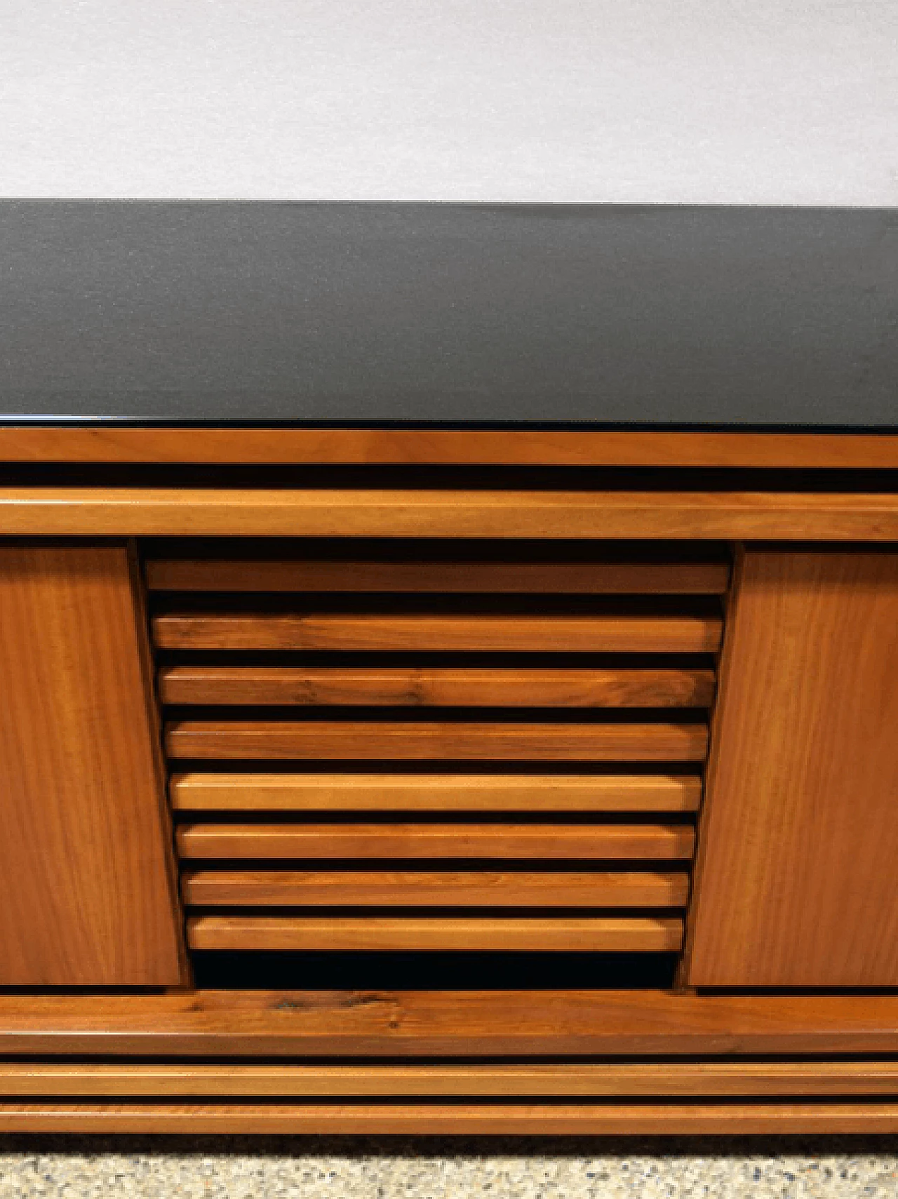 Credenza in noce con piano in vetro nero, anni '70 1169185