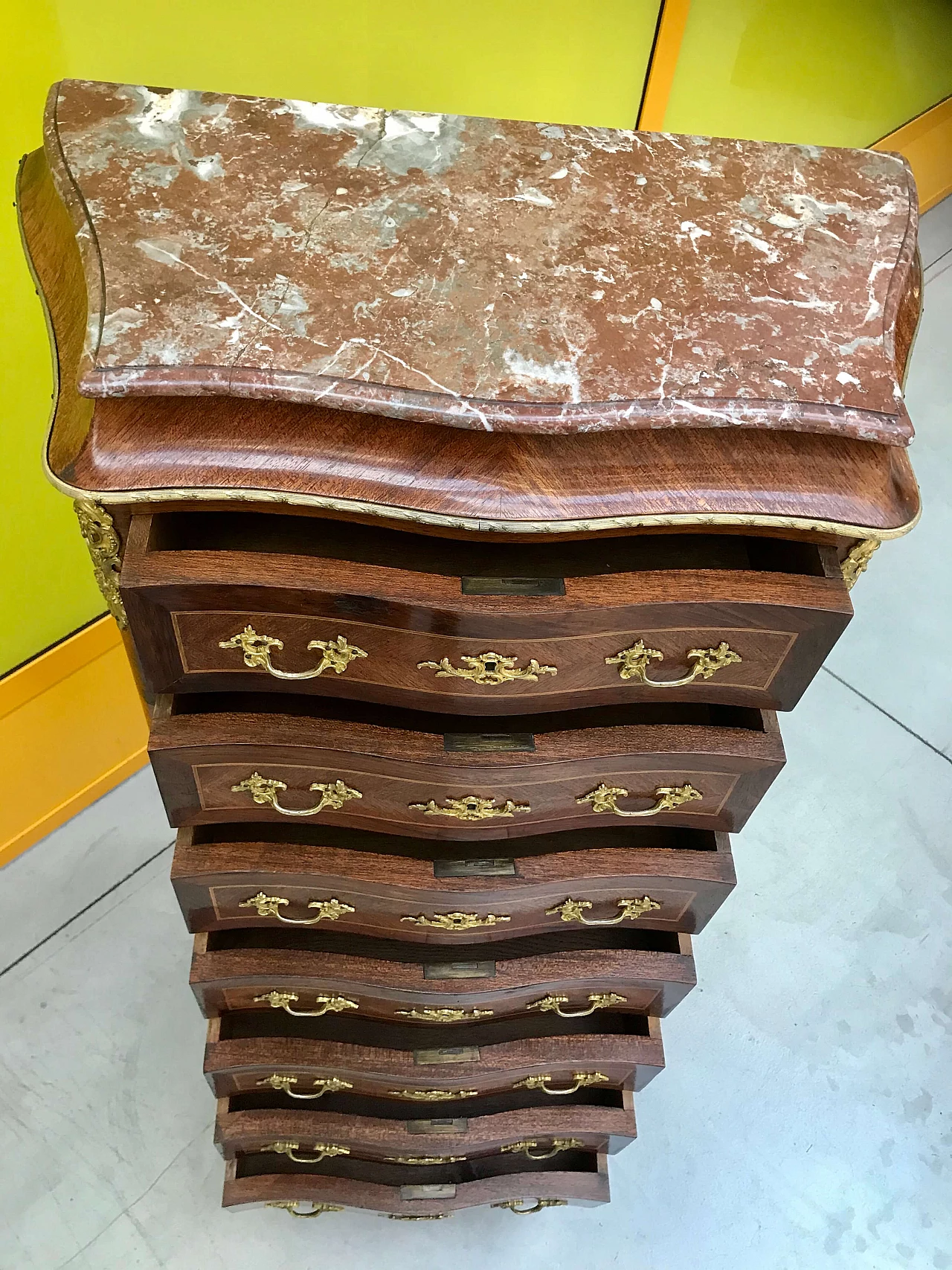 Piccolo Settimanale Napoleone III mosso lastronato in palissandro e mogano e interni in rovere con bronzi dorati e marmo, Francia fine '800 1169836