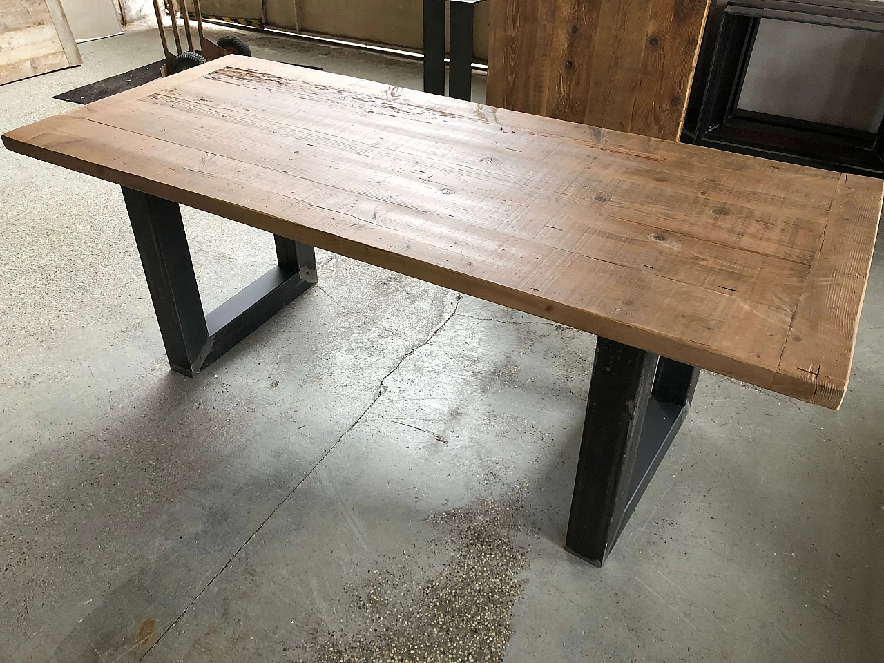 Table with salvaged wood and iron legs 1095778