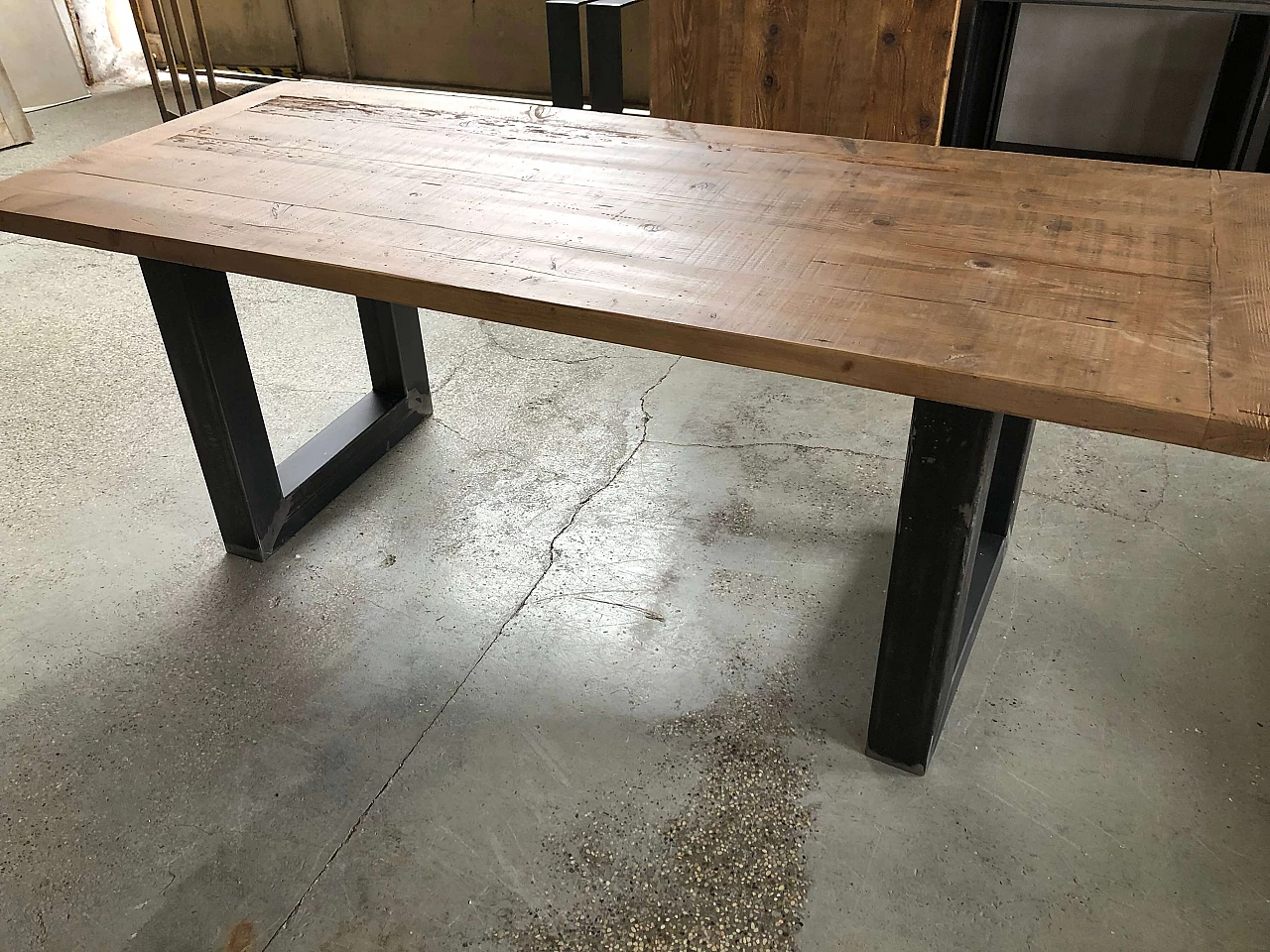 Table with salvaged wood and iron legs 1095779