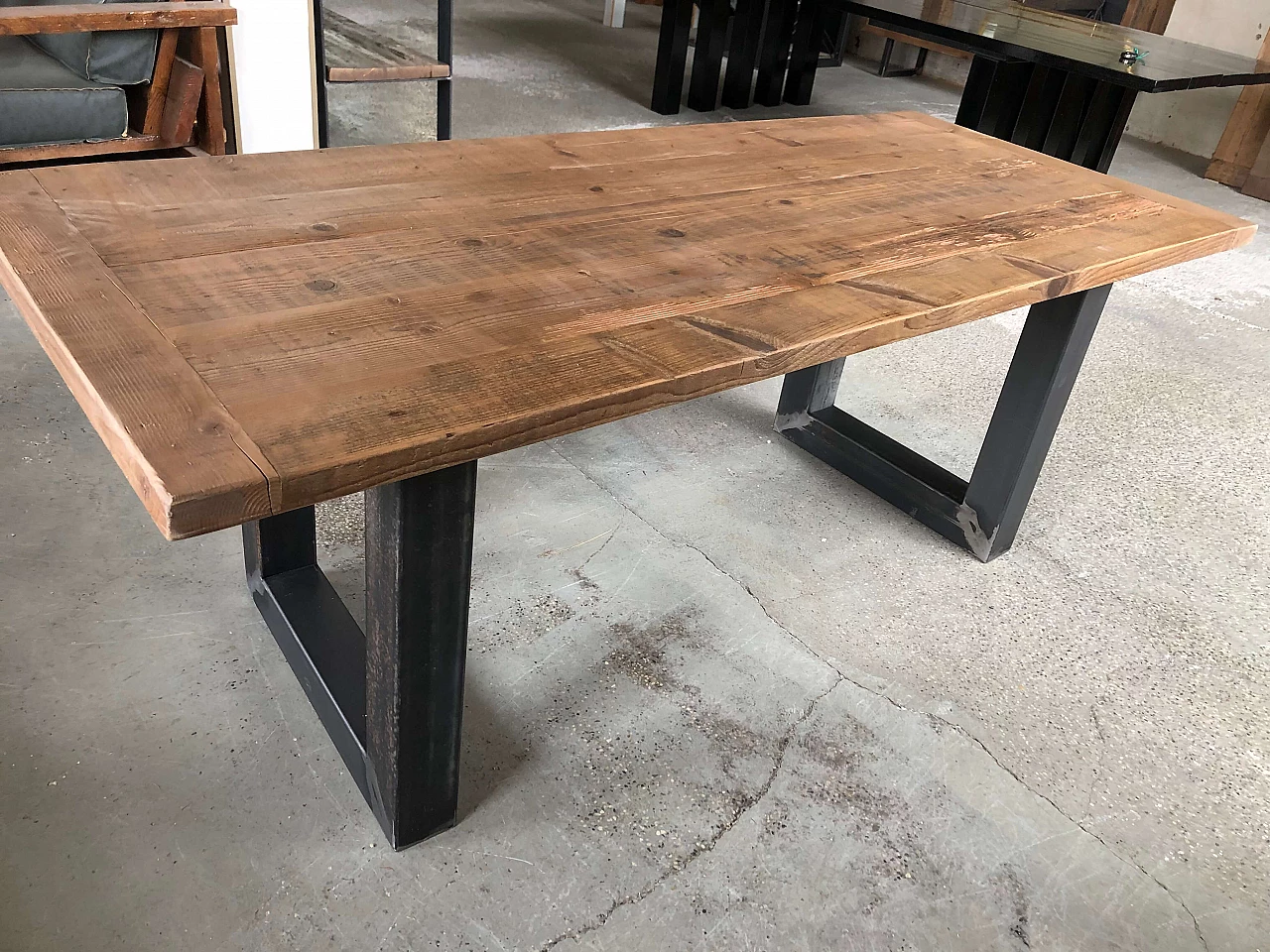 Table with salvaged wood and iron legs 1095781