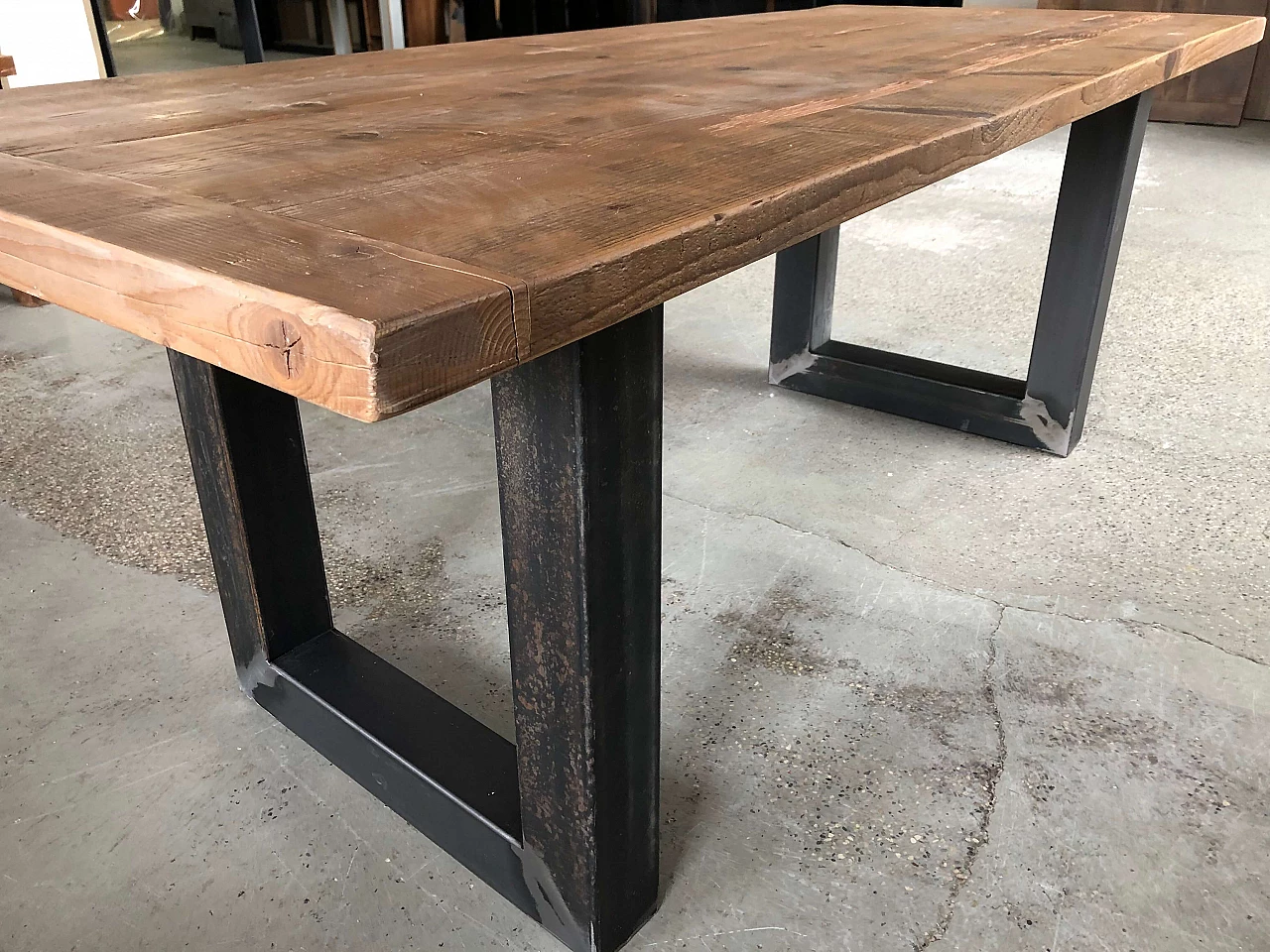 Table with salvaged wood and iron legs 1095782