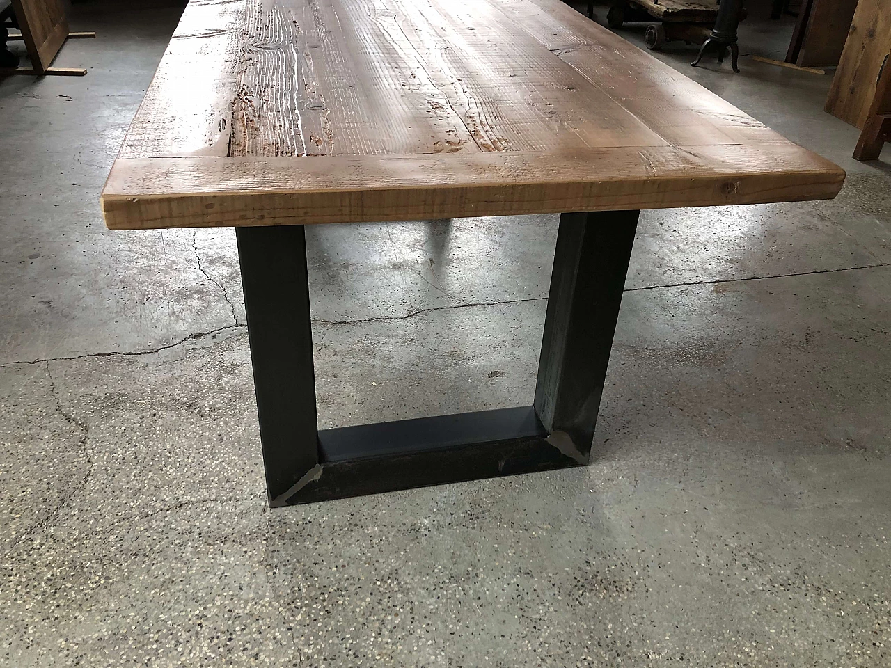 Table with salvaged wood and iron legs 1095784