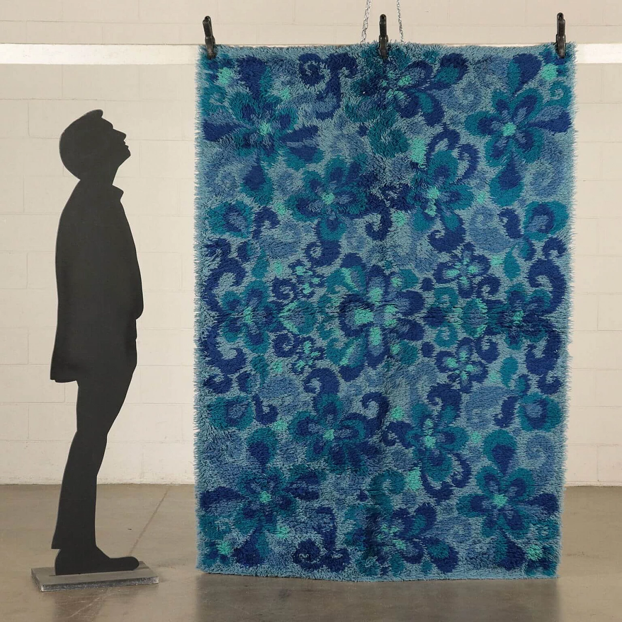 Shaggy rug with floral pattern, in shades of blue, 60s 1097883