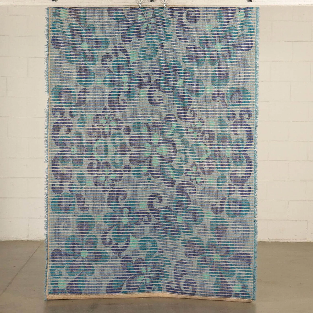 Shaggy rug with floral pattern, in shades of blue, 60s 1097884