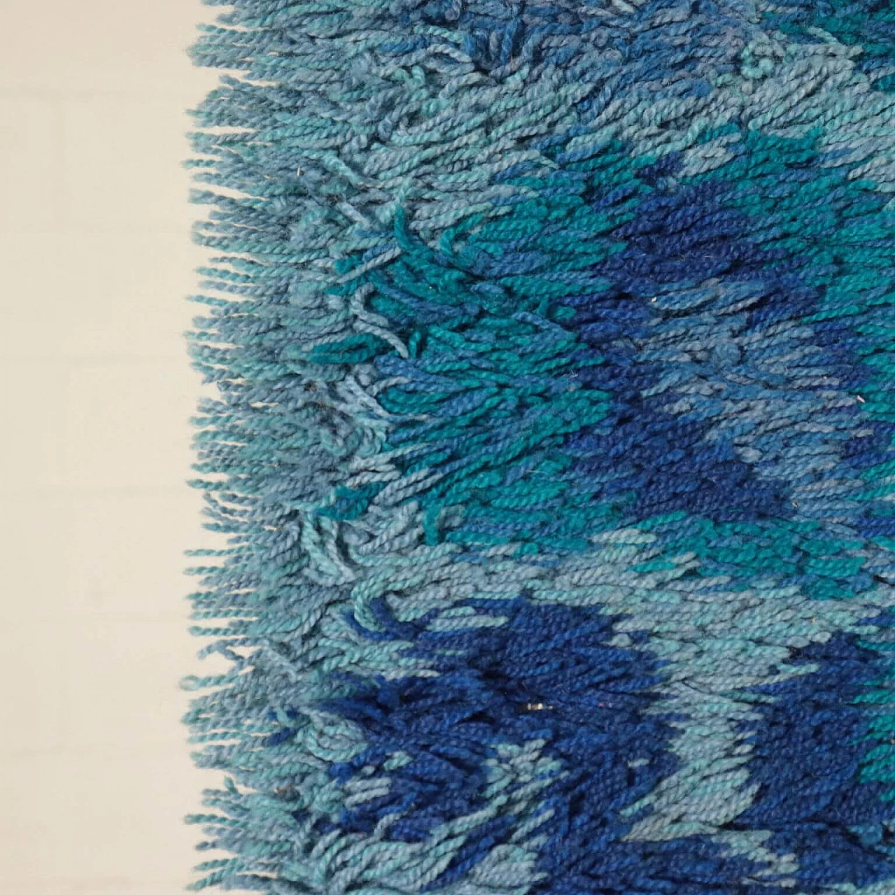 Shaggy rug with floral pattern, in shades of blue, 60s 1097888