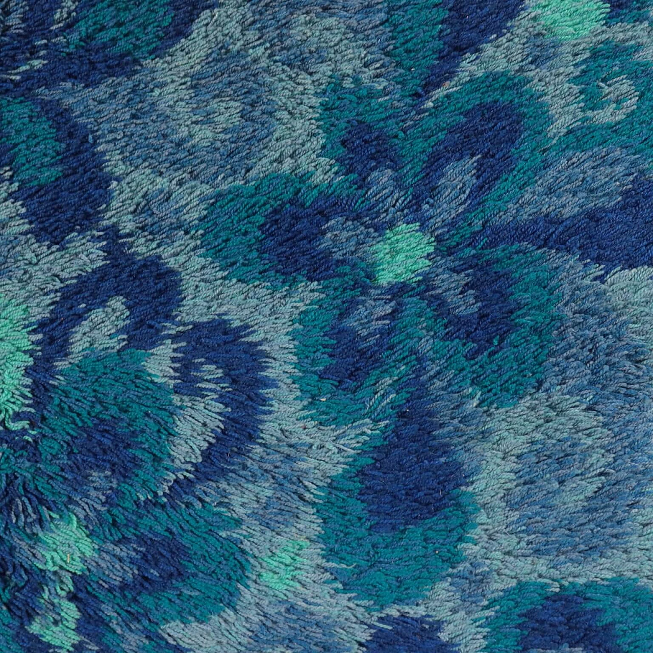 Shaggy rug with floral pattern, in shades of blue, 60s 1097889