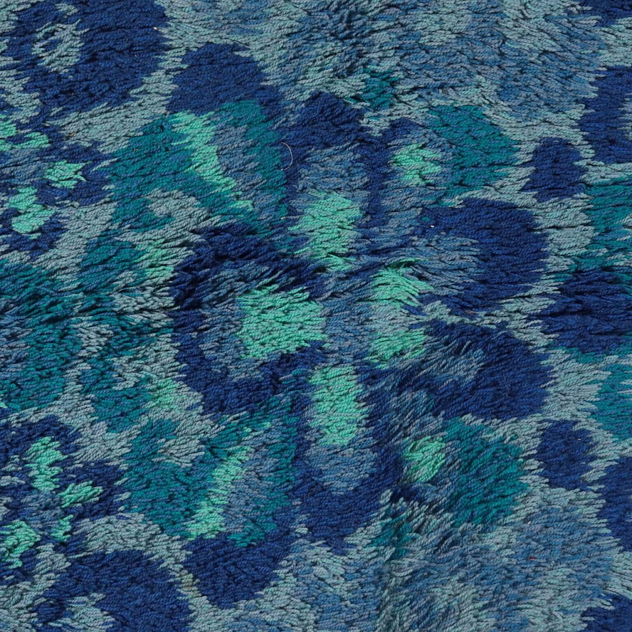 Shaggy rug with floral pattern, in shades of blue, 60s 1097890