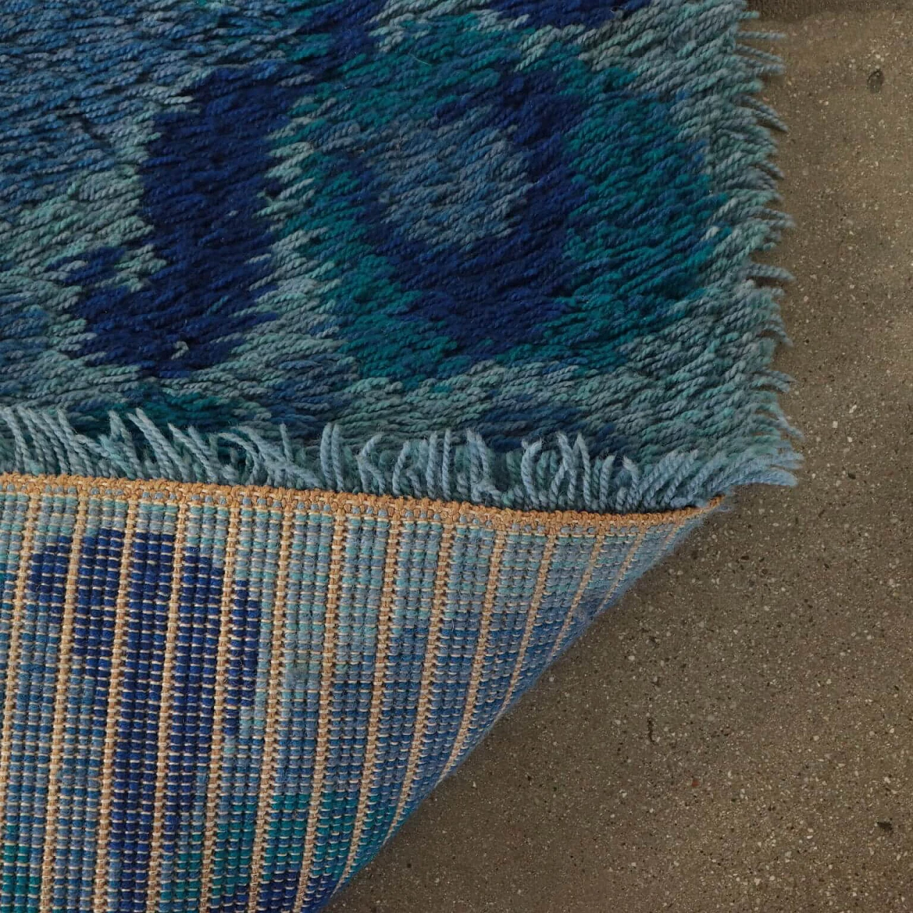 Shaggy rug with floral pattern, in shades of blue, 60s 1097891