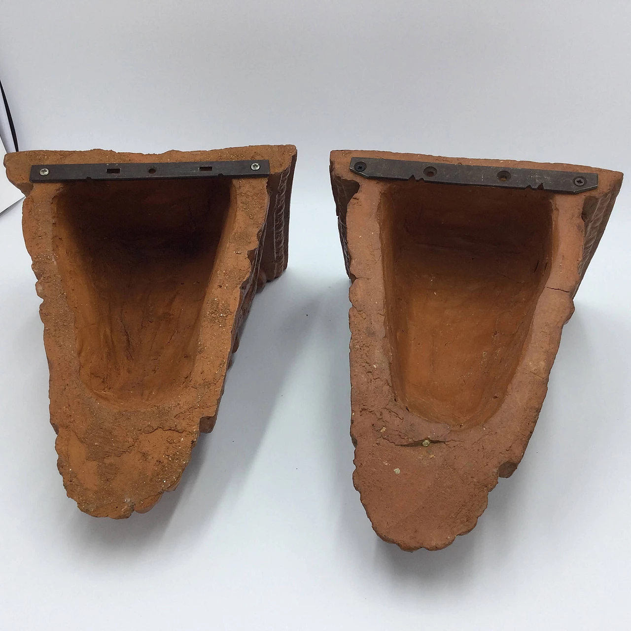 Pair of shelves in hand-modeled terracotta, 60s 1182938