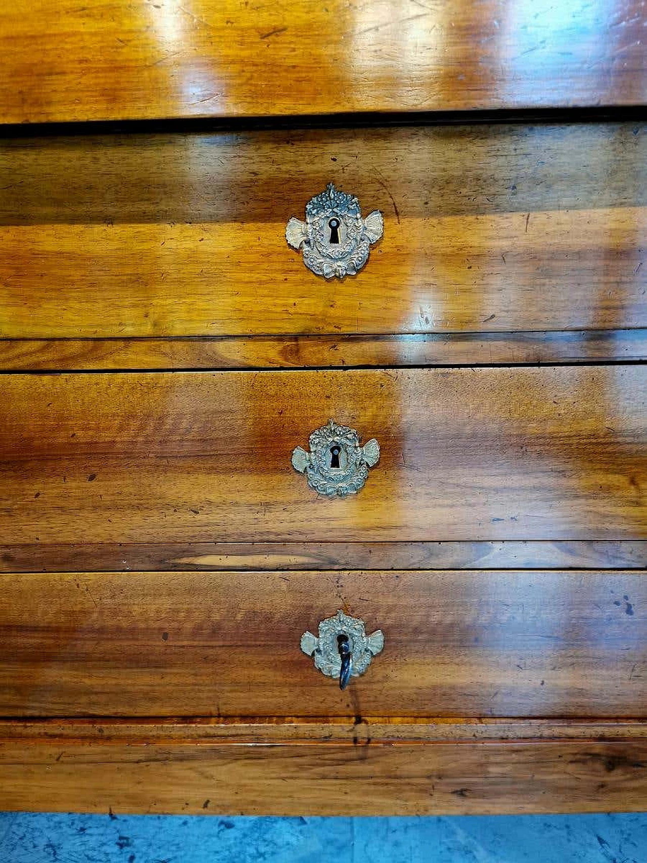 Late Empire chest of drawers in walnut with bronze handles, 19th century 1187704