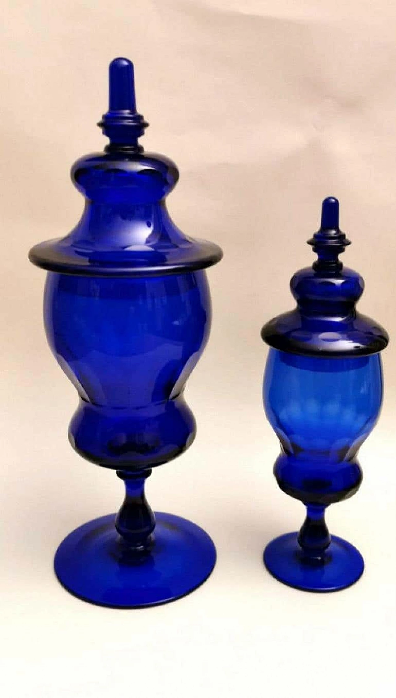 Pair of blown cobalt Murano glass albarelli bottles with lid, 40s 1187883