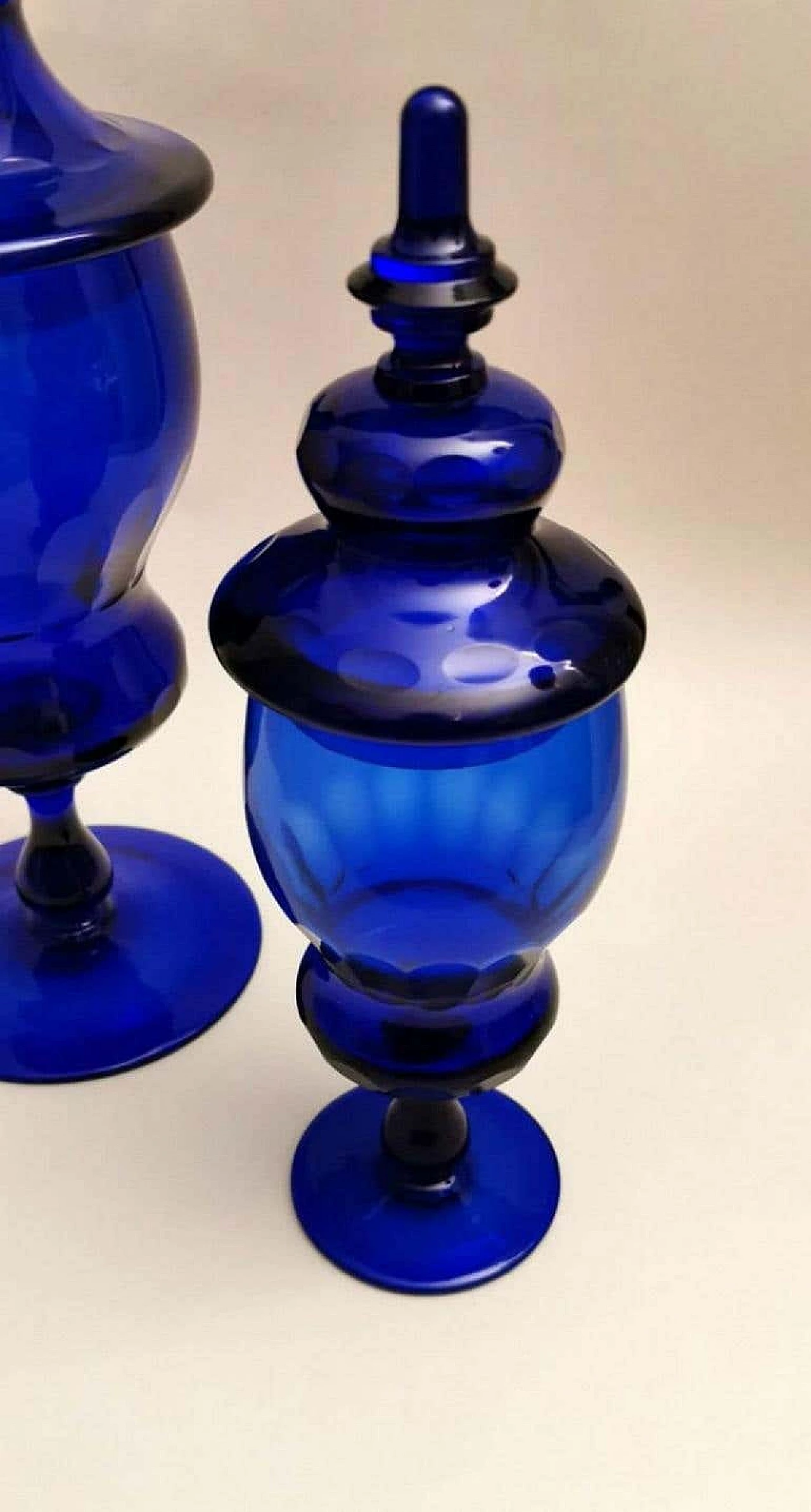 Pair of blown cobalt Murano glass albarelli bottles with lid, 40s 1187886