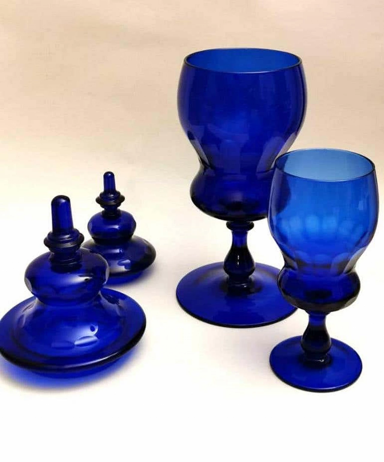 Pair of blown cobalt Murano glass albarelli bottles with lid, 40s 1187896