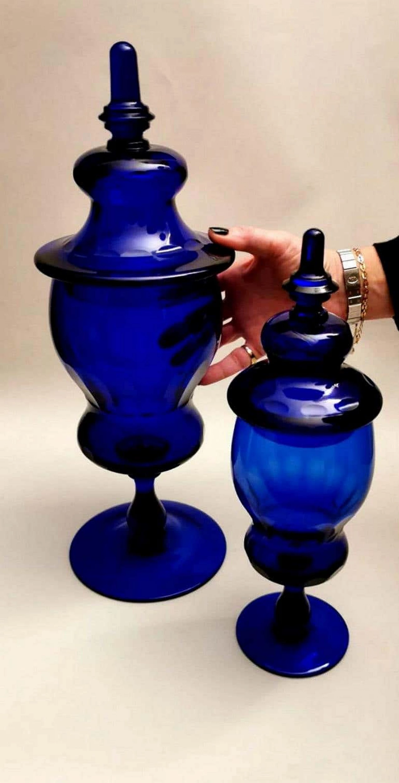 Pair of blown cobalt Murano glass albarelli bottles with lid, 40s 1187897