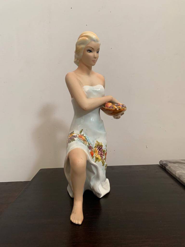 Scultura in ceramica di una donna che porta un cesto di frutta di Favaro  Cecchetto, anni '50