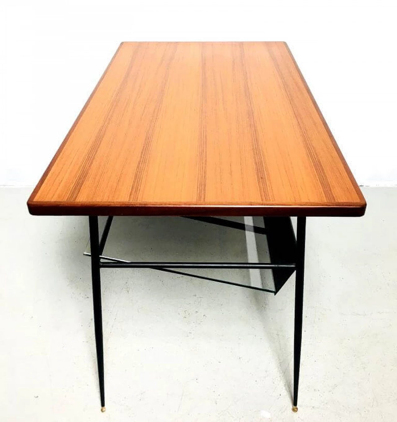 Tavolino in teak con portariviste, anni '50 1195053