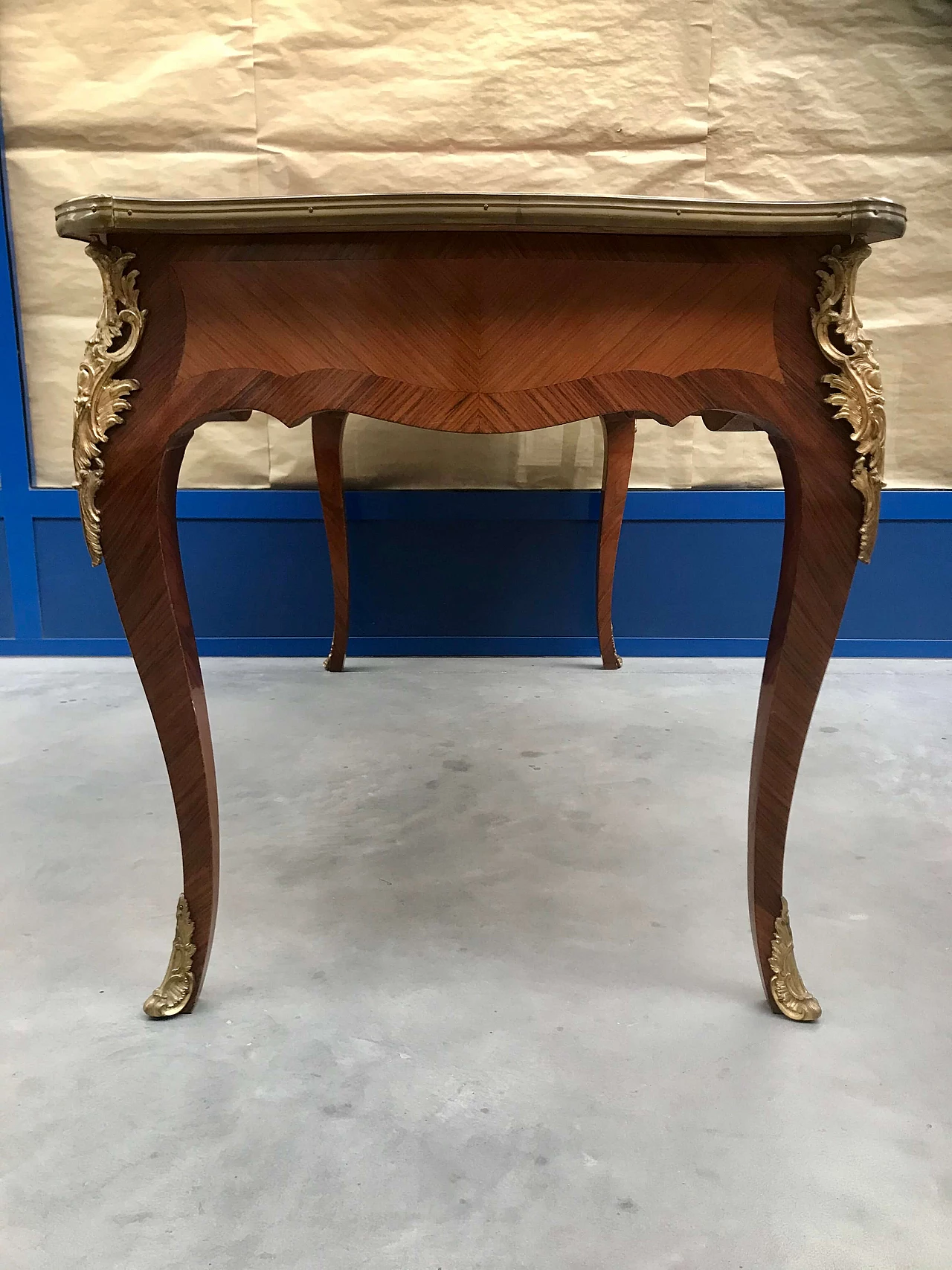 Diplomatic desk in rosewood, gilded and screwed bronzes, leather top with curvilinear profile, early 20th century 1200642