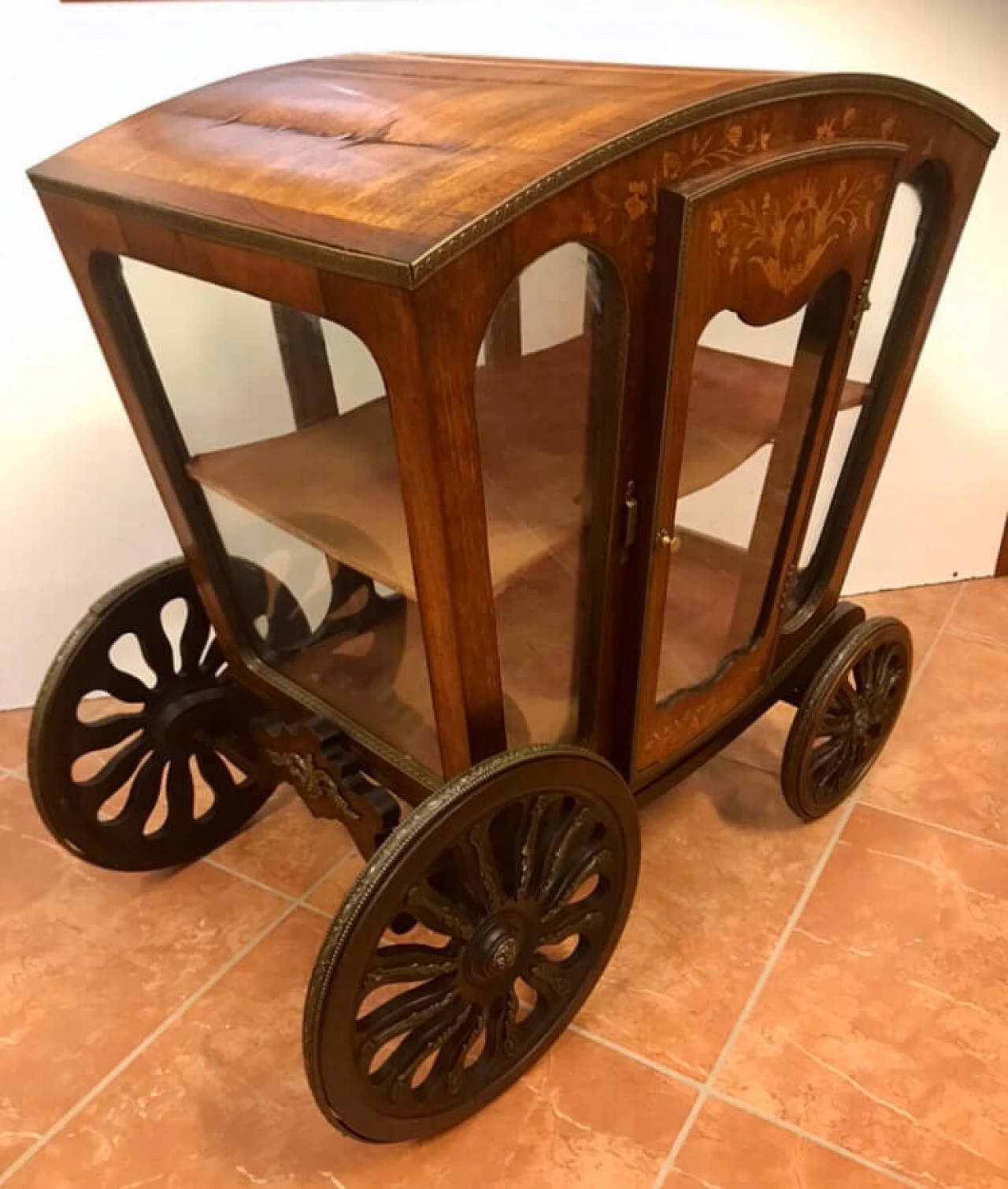 Vetrina a Carrozza intarsiata in acero su palissandro con stemma nobiliare, ricca di bronzi, originale '800 1205497